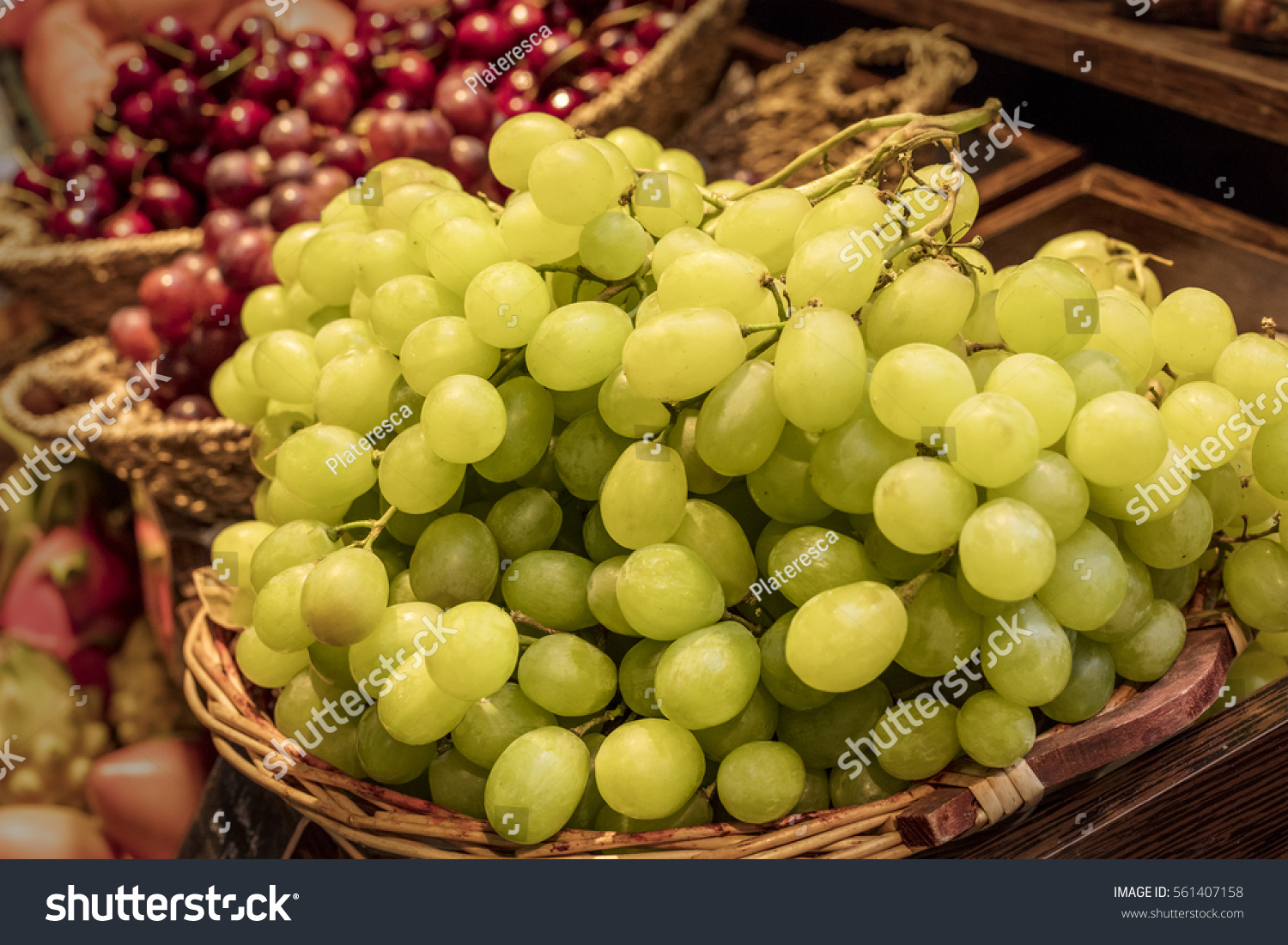 Зеленый и черный виноград в ящиках