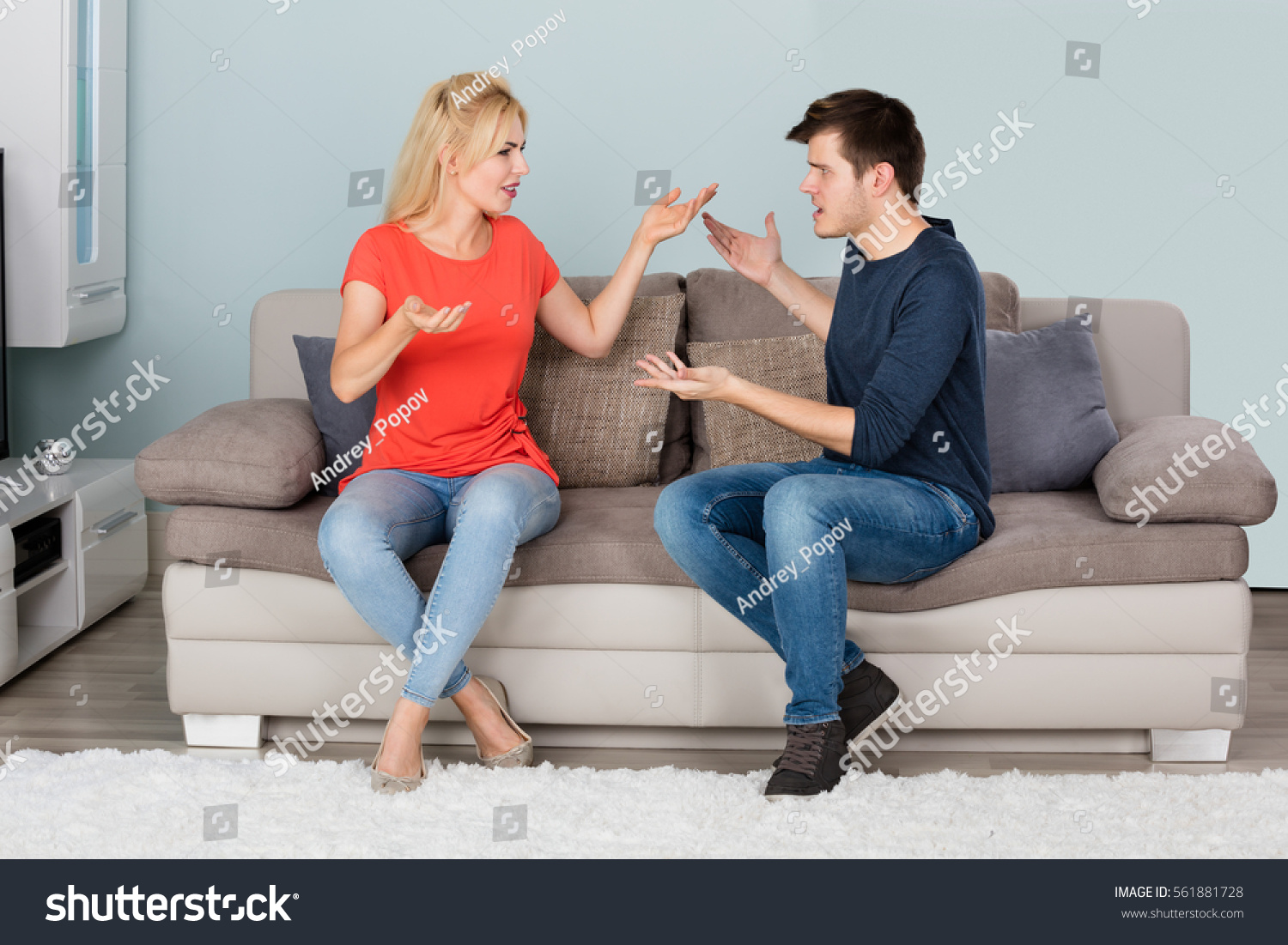 Мужчина поссорился с девушкой на диване