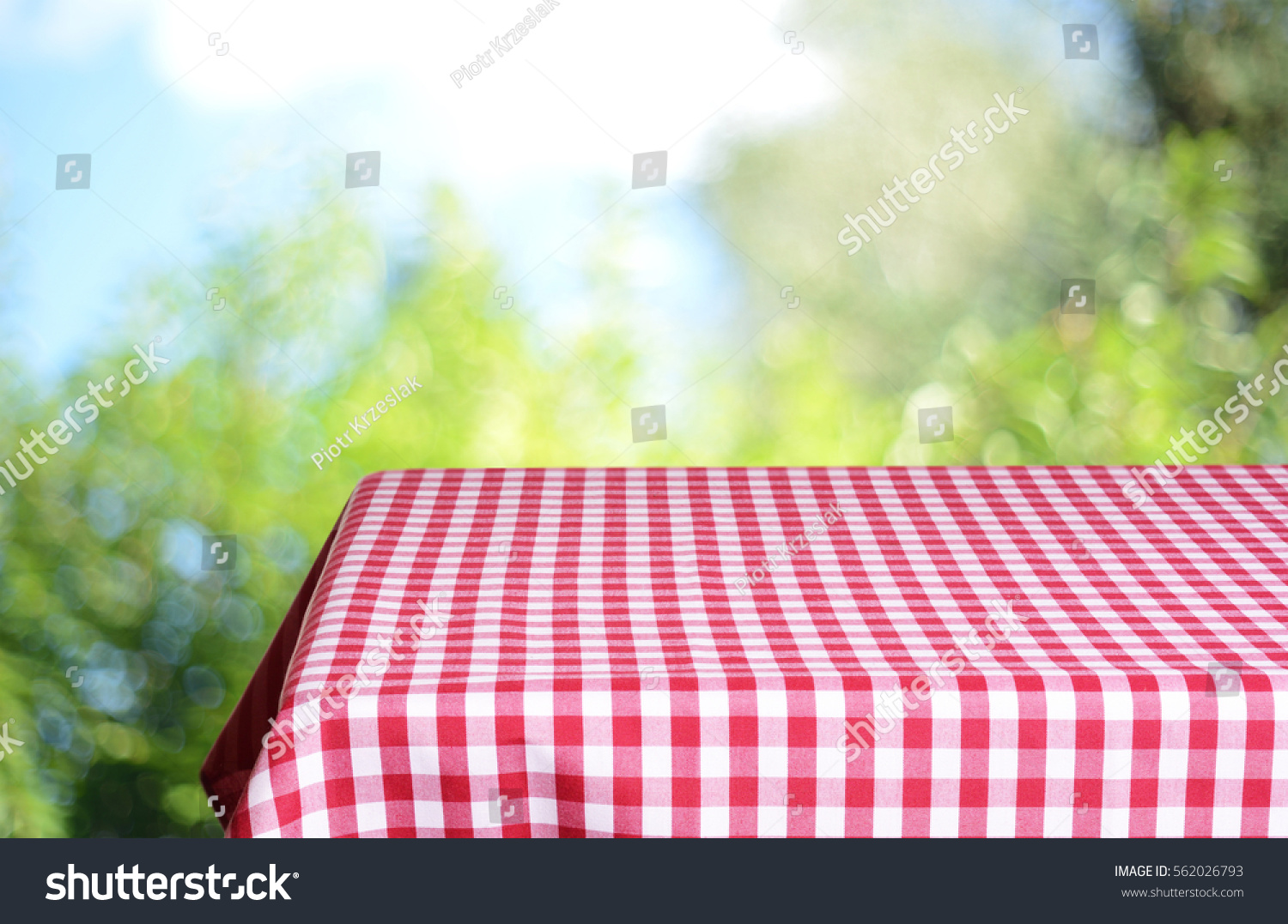 Сонник стол пустой со скатертью