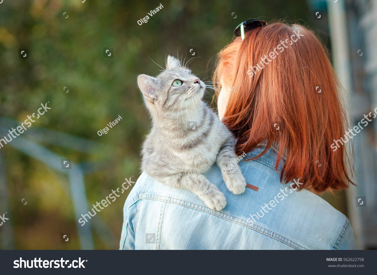 Девушка с кошкой на плече фото