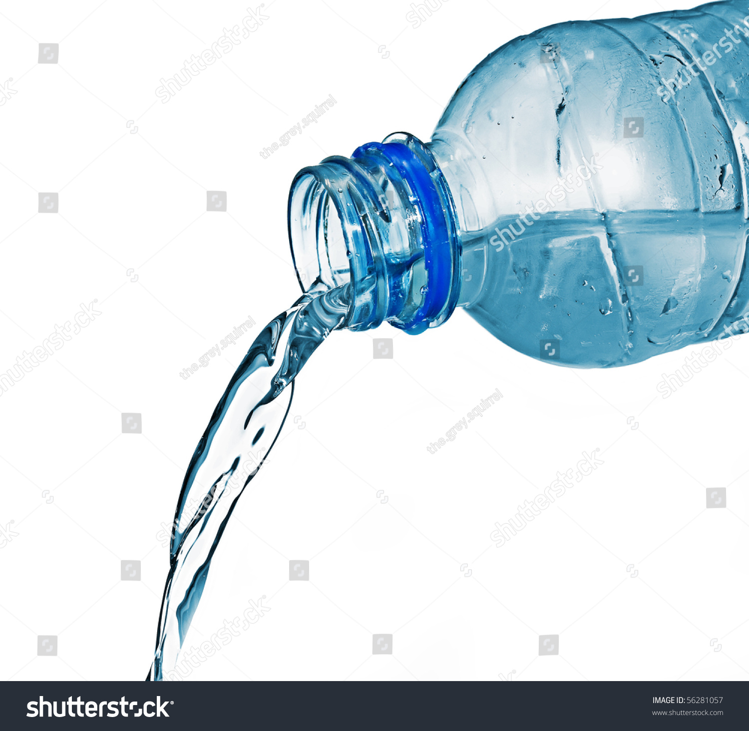 Вода льется из бутылки