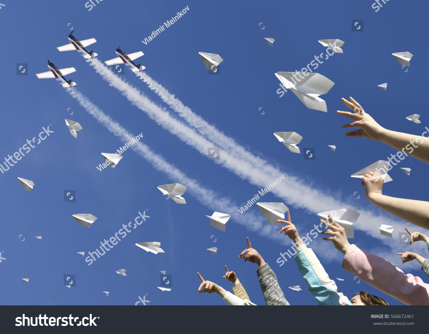 Мой бумажный самолет отправляется в полет. Полет бумажного самолетика. Много бумажных самолетиков. Фестиваль бумажных самолетиков. Запускает бумажный самолетик.