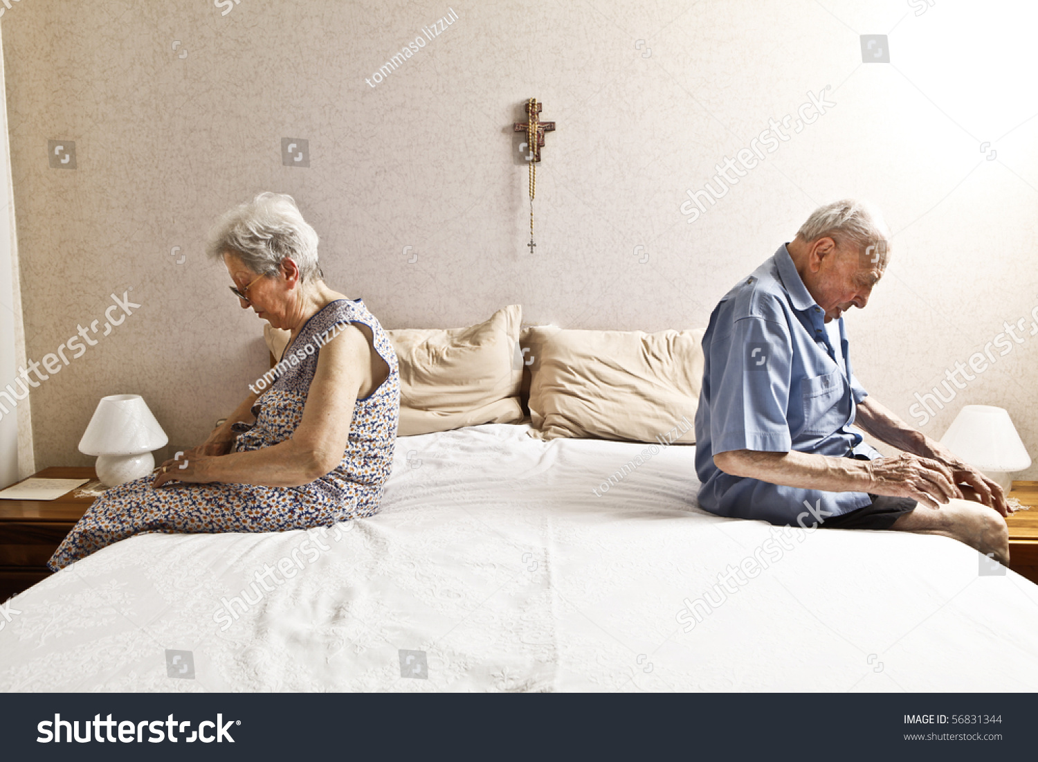 Пожилая пара в интерьере спальни