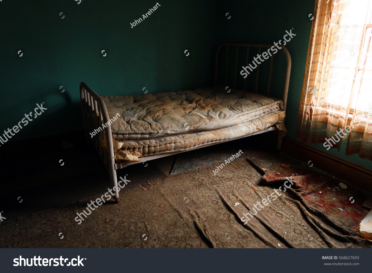 Старая комната с матрасом