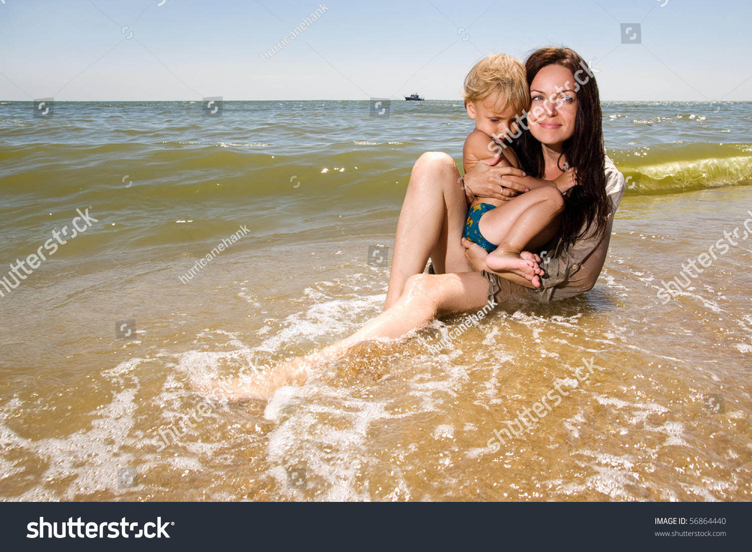 мальчик с мамой на пляже