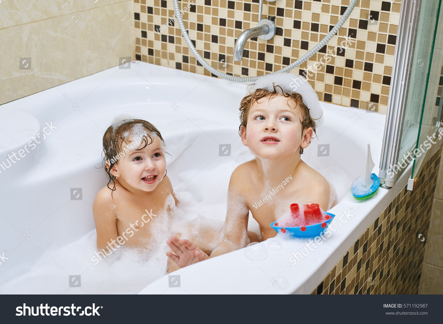 порно брат с сестрой в ванной ебутся фото 110