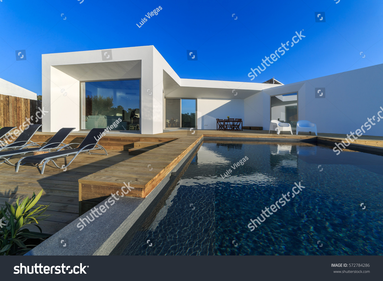 Modern House Garden Swimming Pool Wooden Stock Photo 572784286 ...