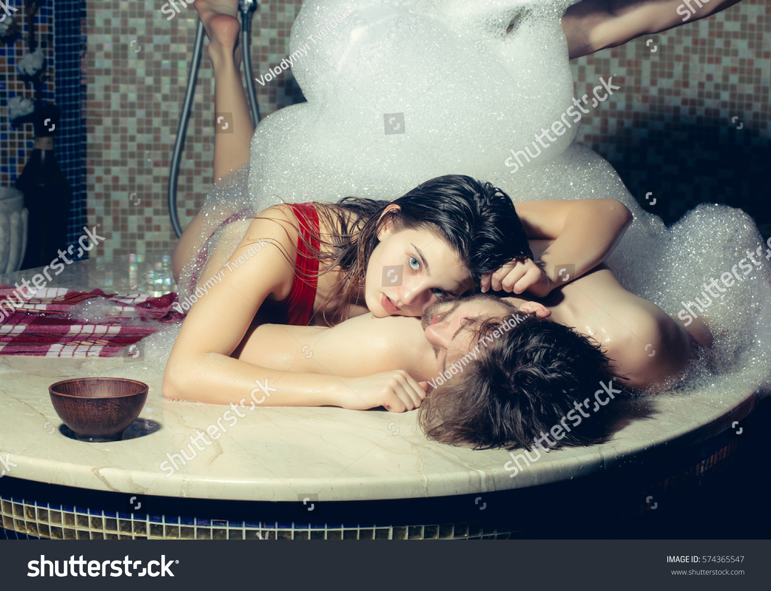 Бородатый мужчина в ванне с женщиной