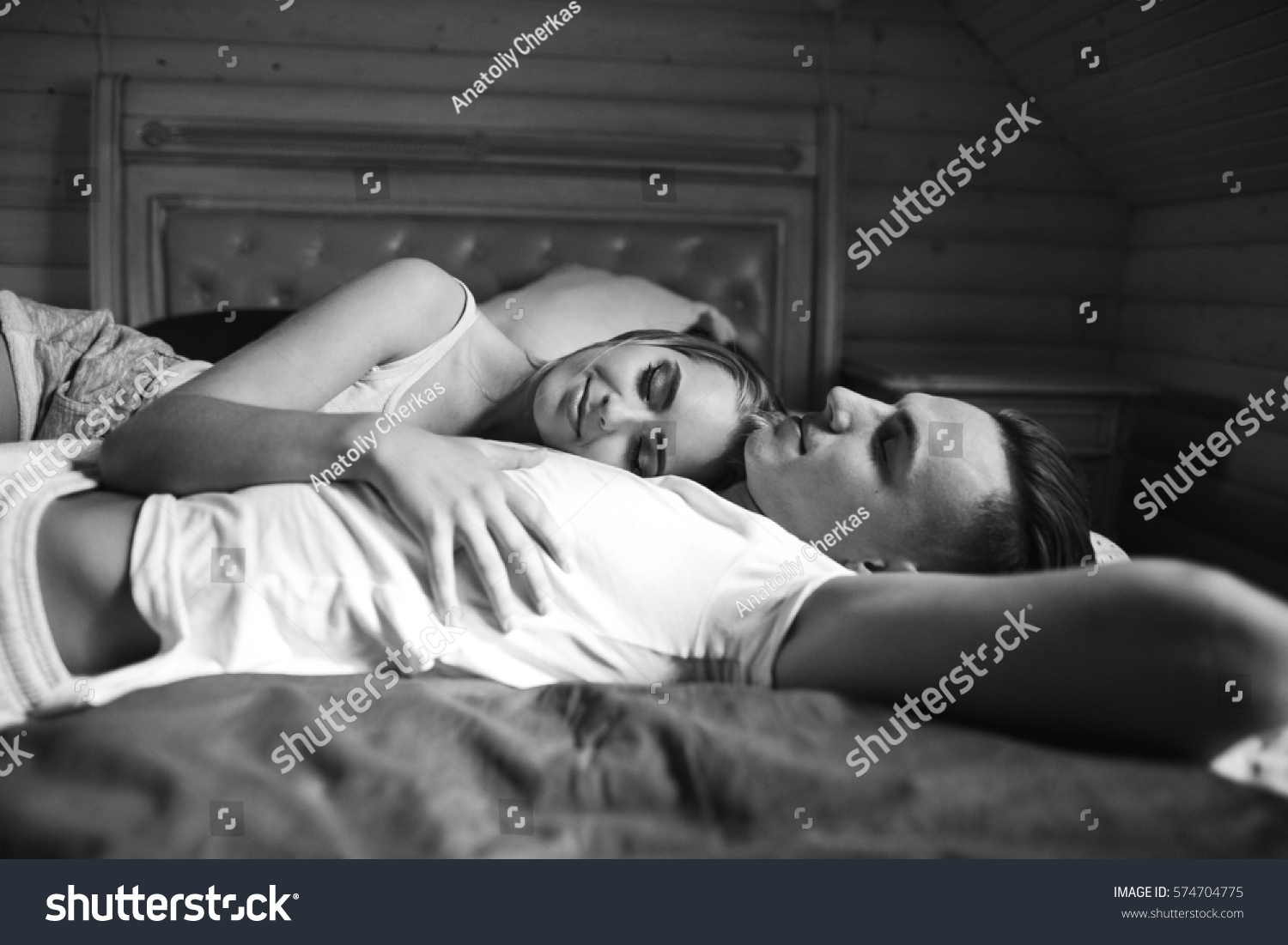 Фотосессия черно белая пара в кровати