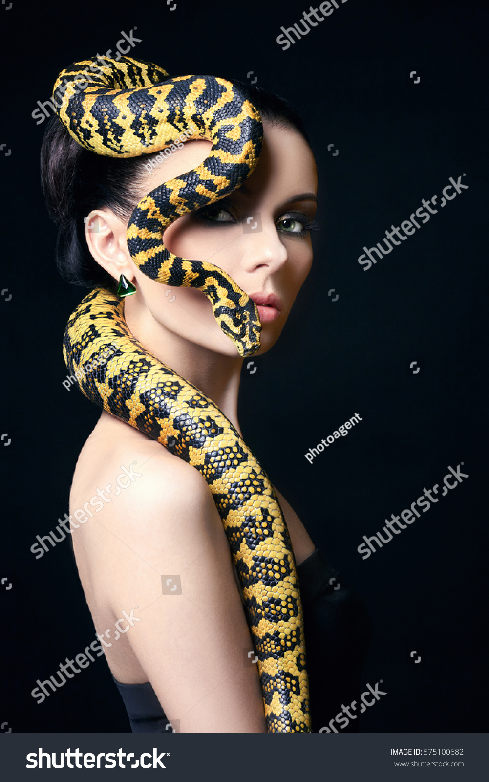 Змея про женщину. Девушка змея. Красивые девушки со змеями. Красивые змеи и женщины. Змея портрет.