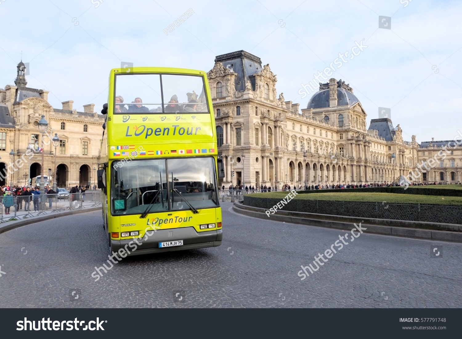 Paris Bus Tour Front Louvre Museum Stock Photo 577791748 | Shutterstock