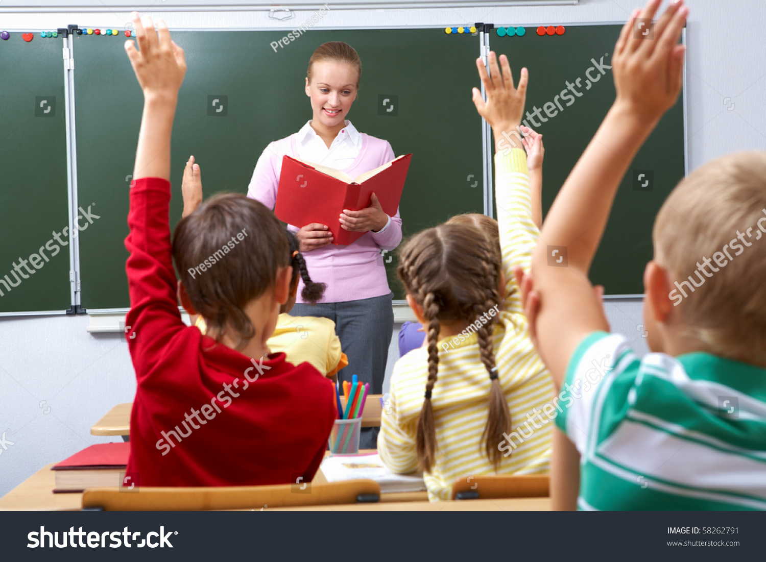 老师问她的学生一个问题在小学库存照片 Shutterstock