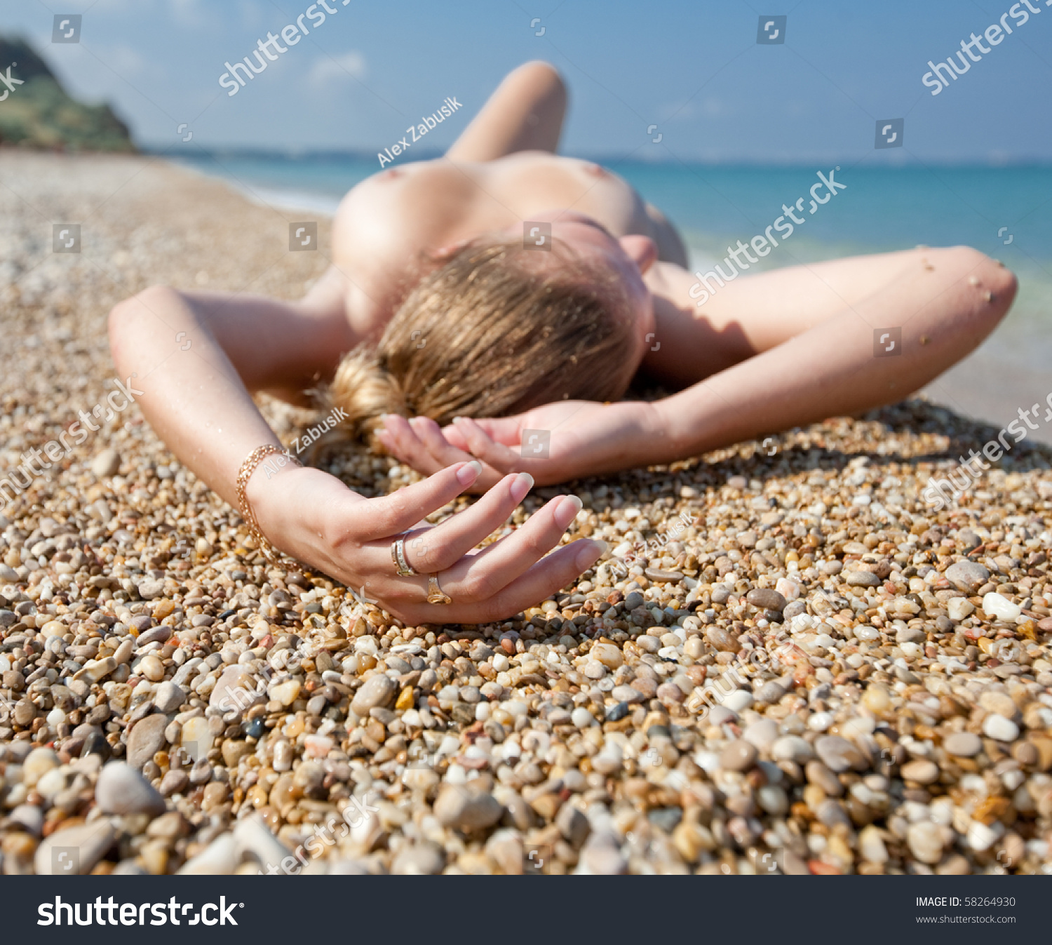 люди на нудистском пляже