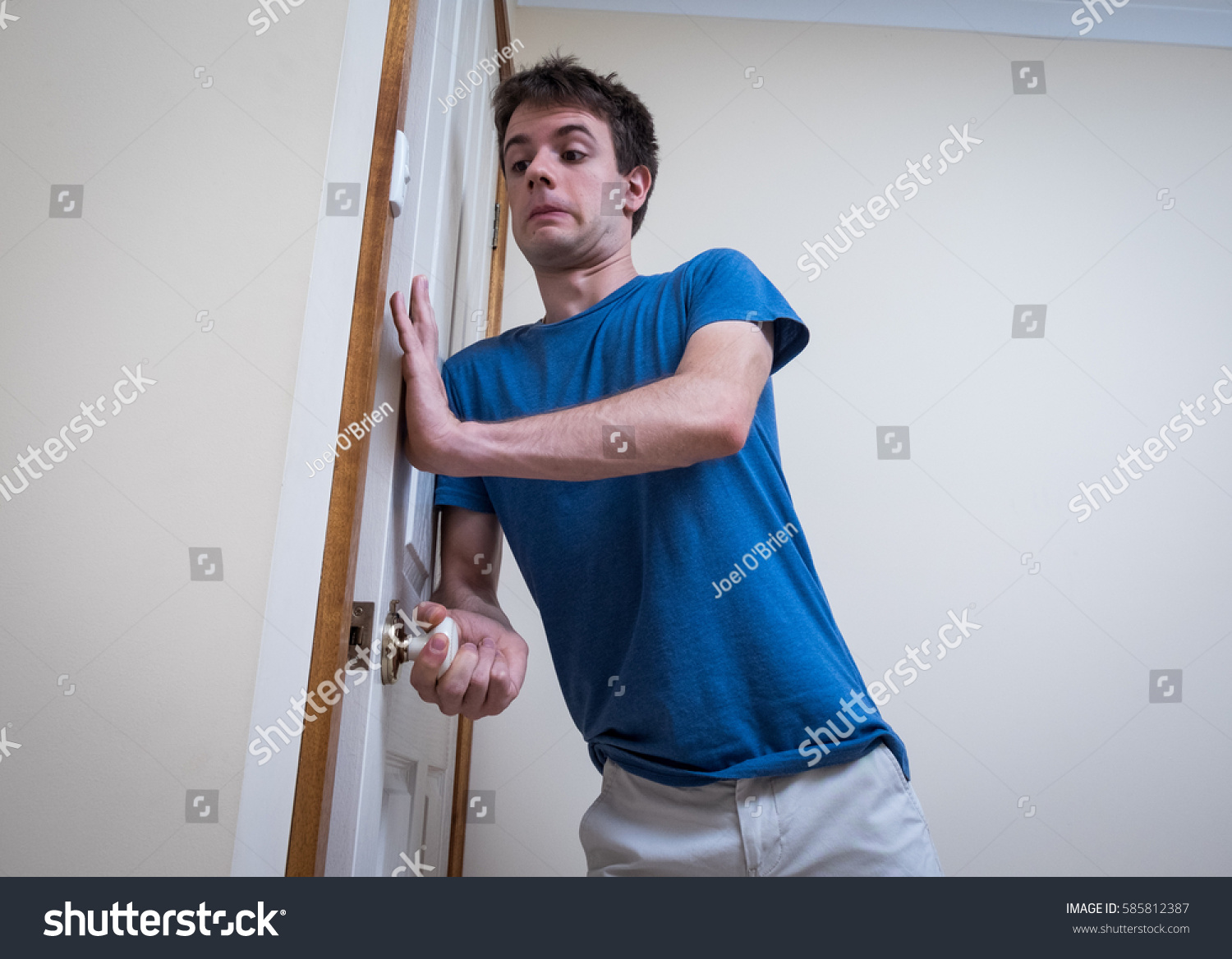 Человек придерживает дверь