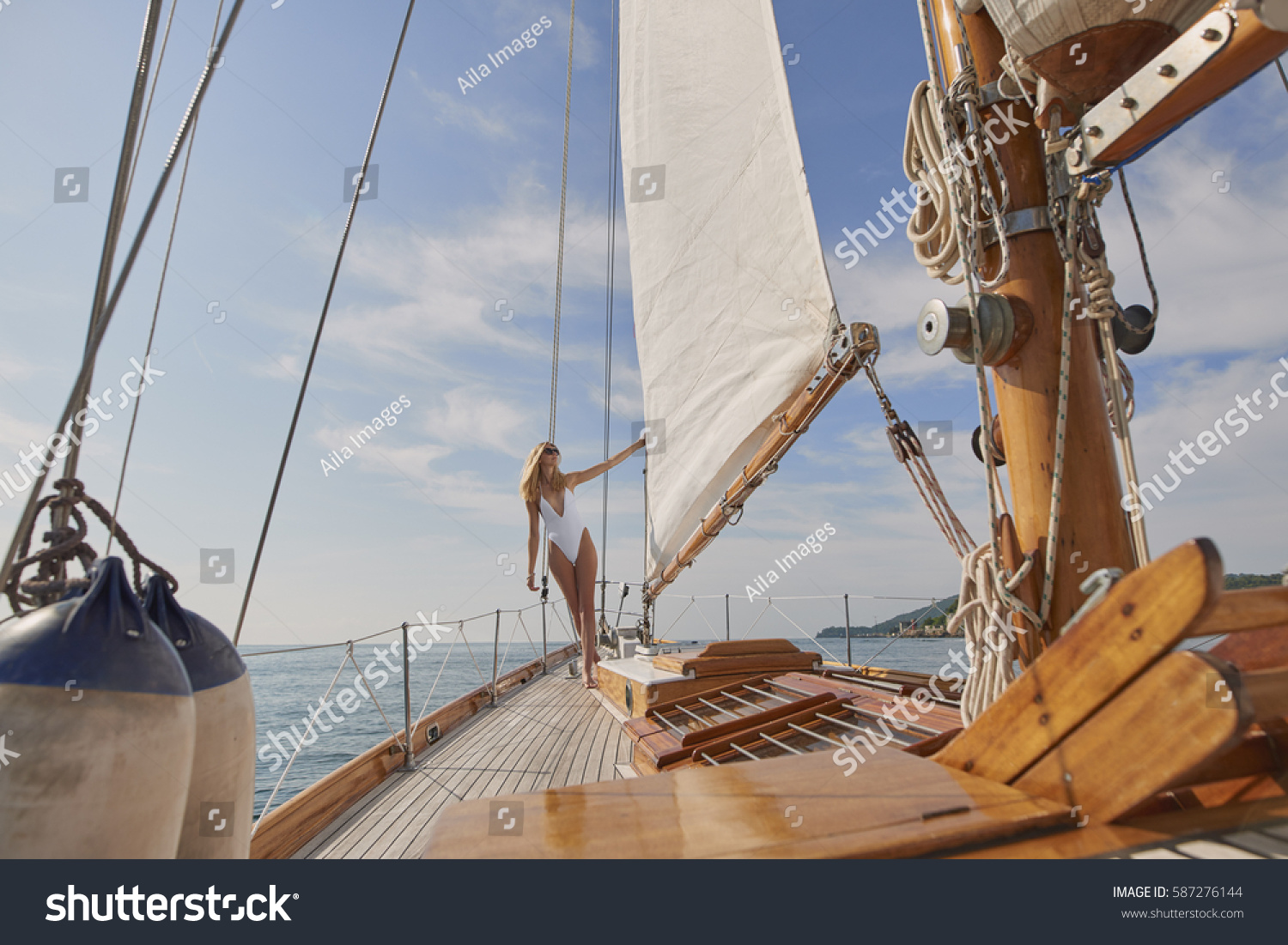 Beautiful Woman On Sailboat Bikini Ocean Foto Stock Shutterstock