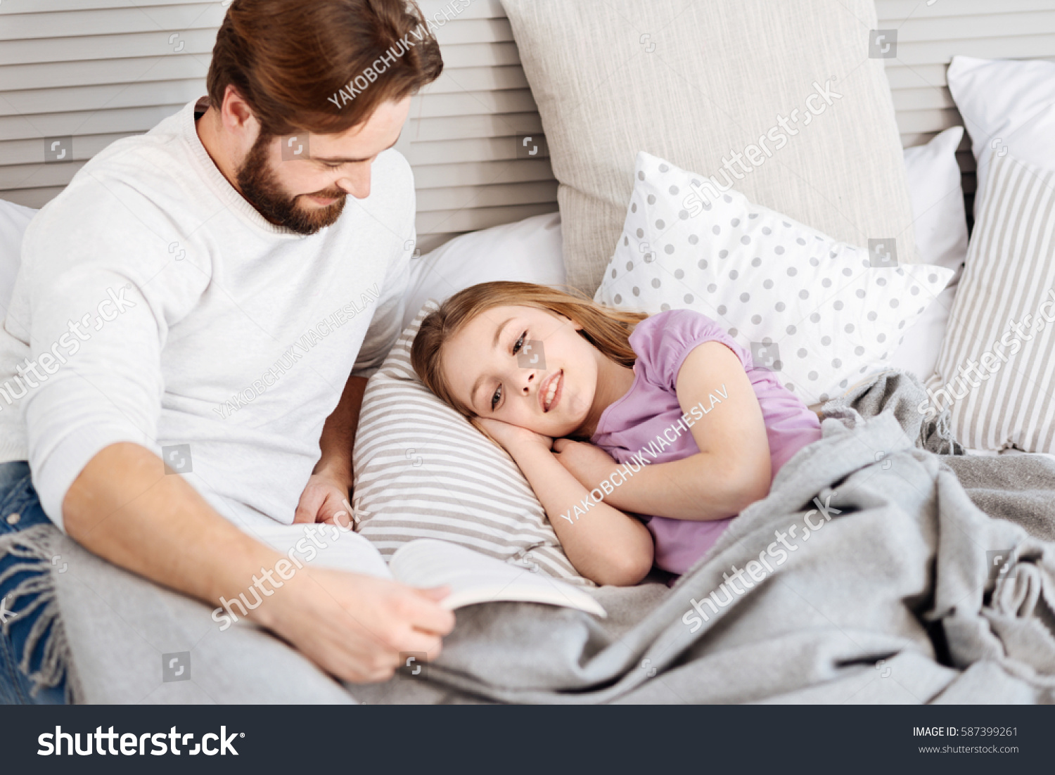 Девочка с папой в кровати