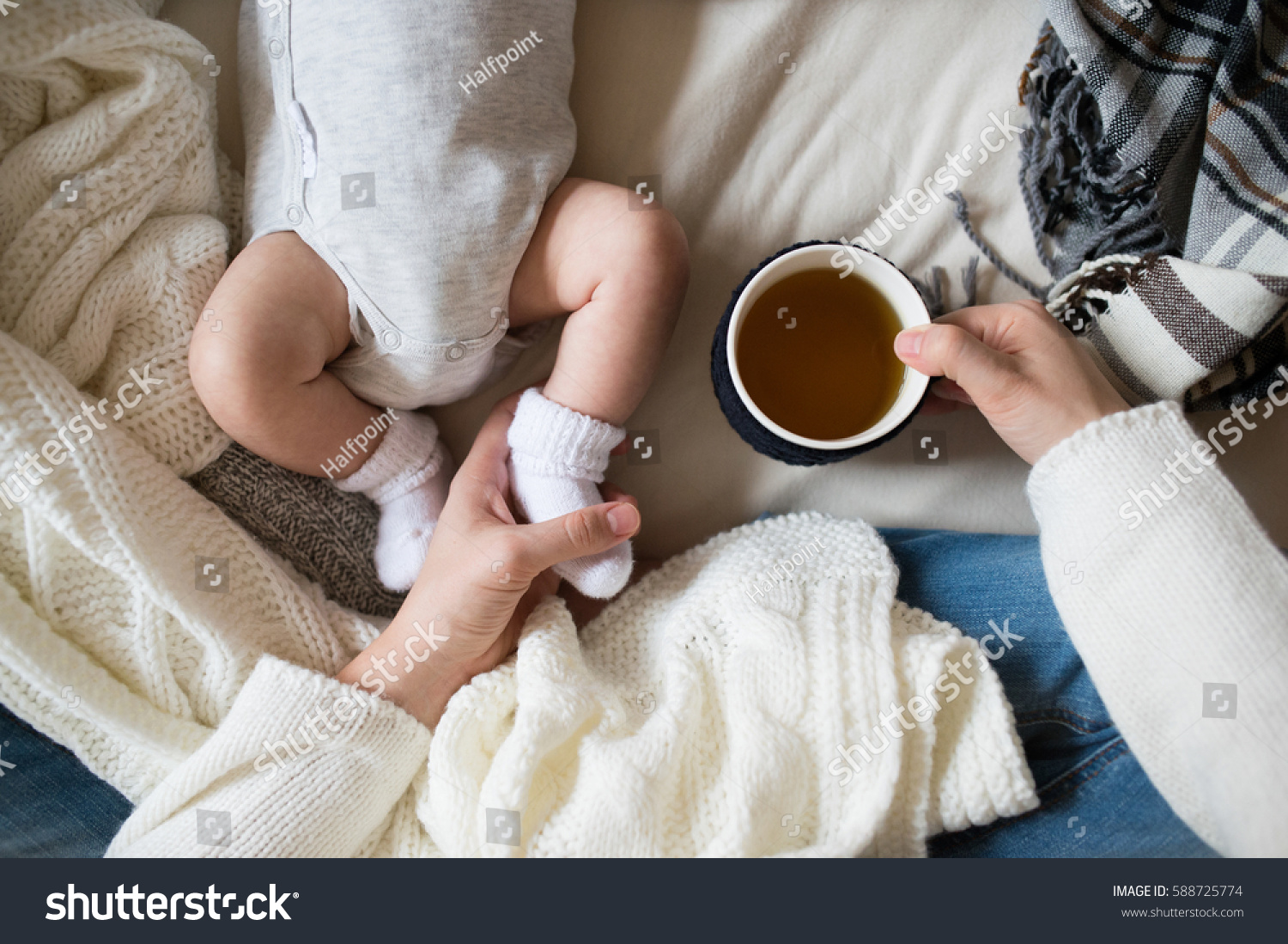 Пила кофе при гв. Кофе на грудном вскармливании. Кофе и младенец. Мама с кофе и младенец. Кофе для детей.
