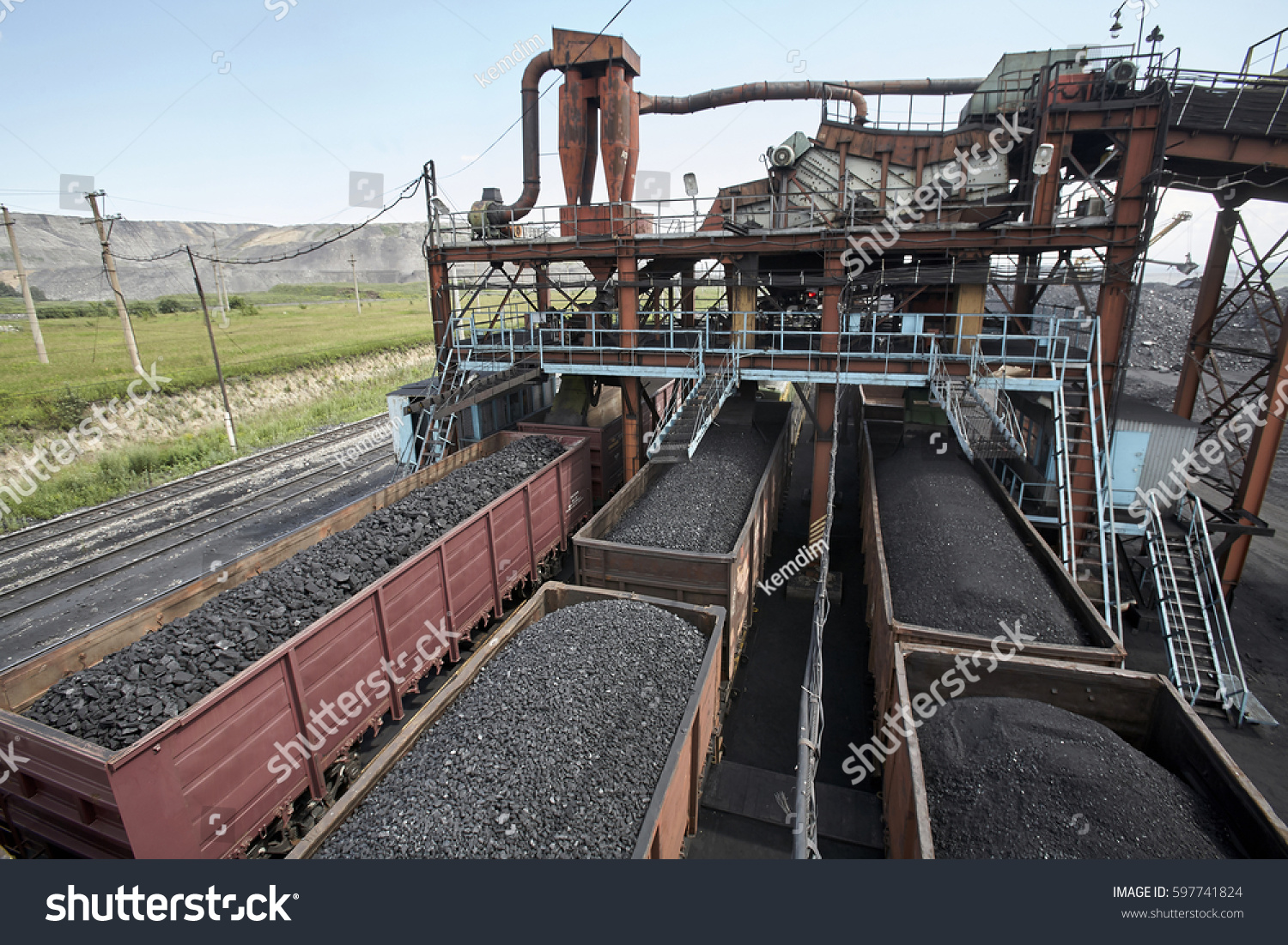 Уголь железная дорога. Погрузка угля в вагоны. Погрузка угля в ЖД вагоны. Погрузочный комплекс угля. Вагоны с углем.