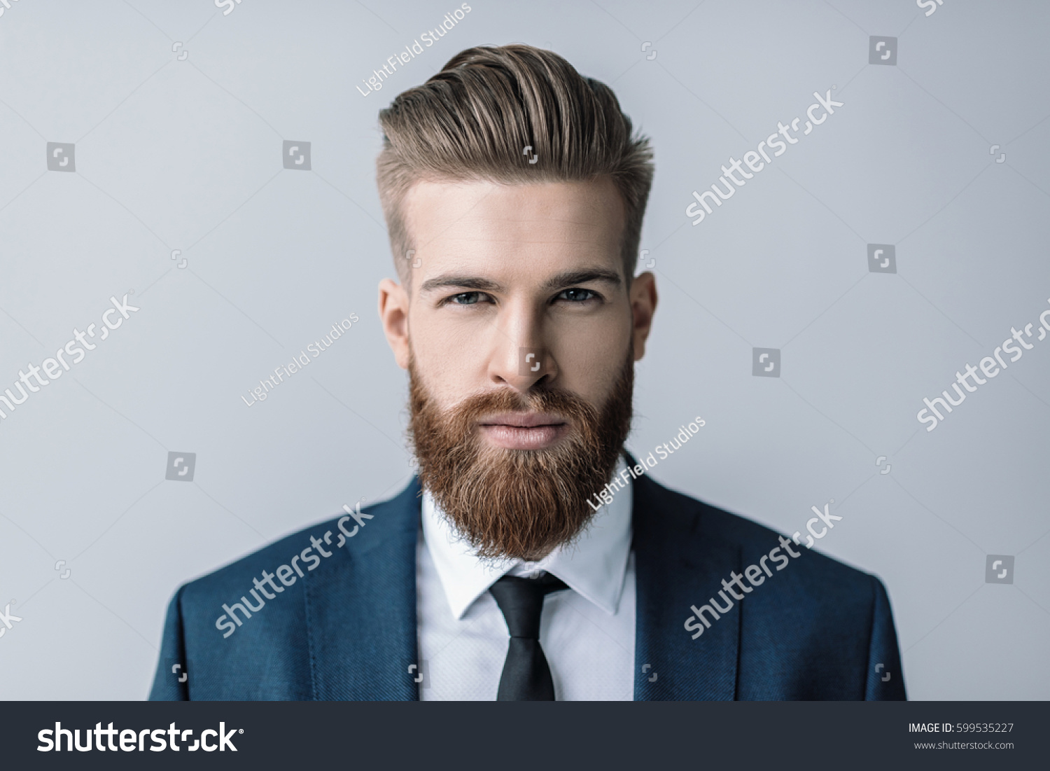 Un Hombre De Negocios Barbudo Y Foto De Stock 599535227 Shutterstock 