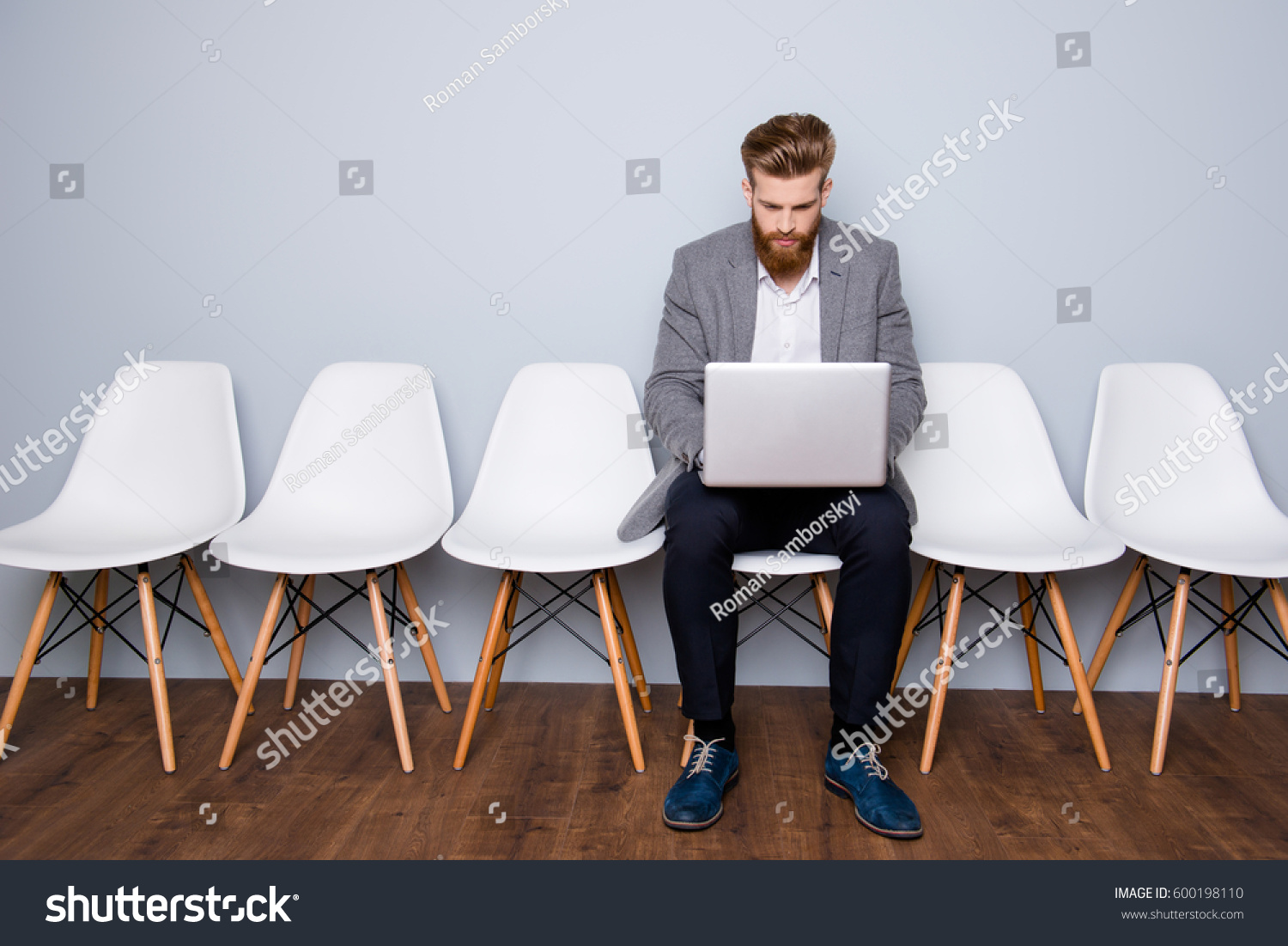 Человек сидит на стуле
