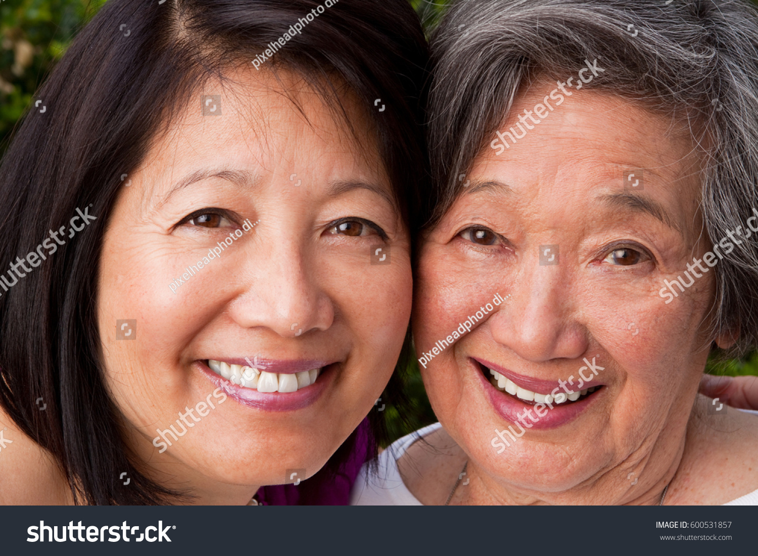 Азиатская мама зрелые. Родители азиаты зрелые. Бабушка мама и дочь азиаты. Азиатки мама с взрослой дочкой. Грустная пожилая азиатка.