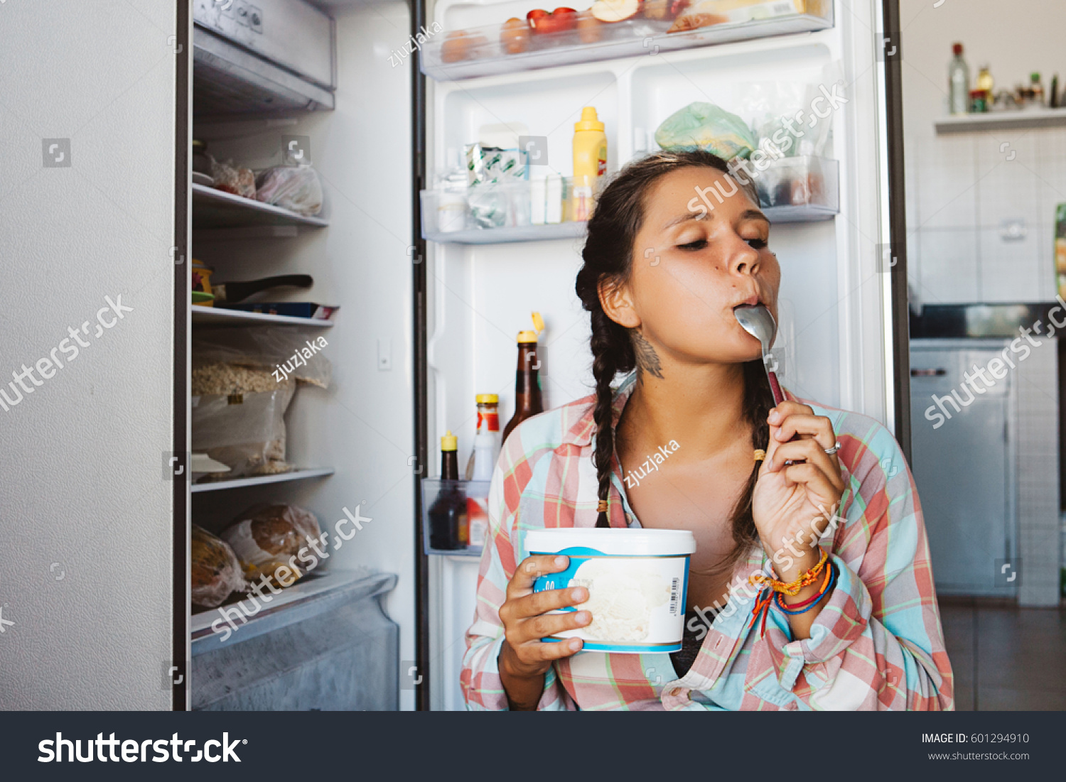Замораживали ли людей. Девушка с йогуртом. Девушка кушает дома. Девочка кушает. Девочка кушает йогурт.