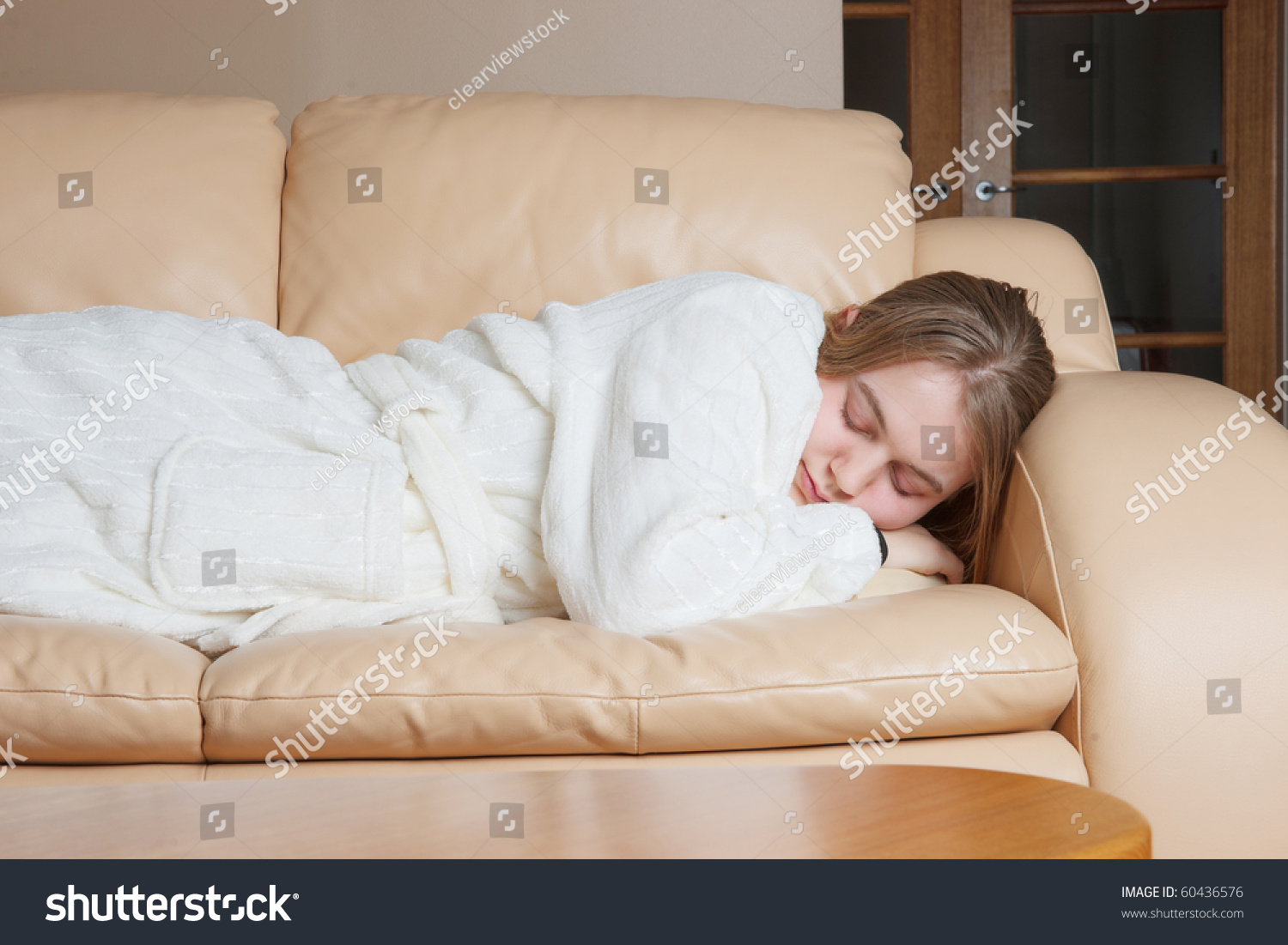 Тетке на диване. Засыпающая девушка на диване.