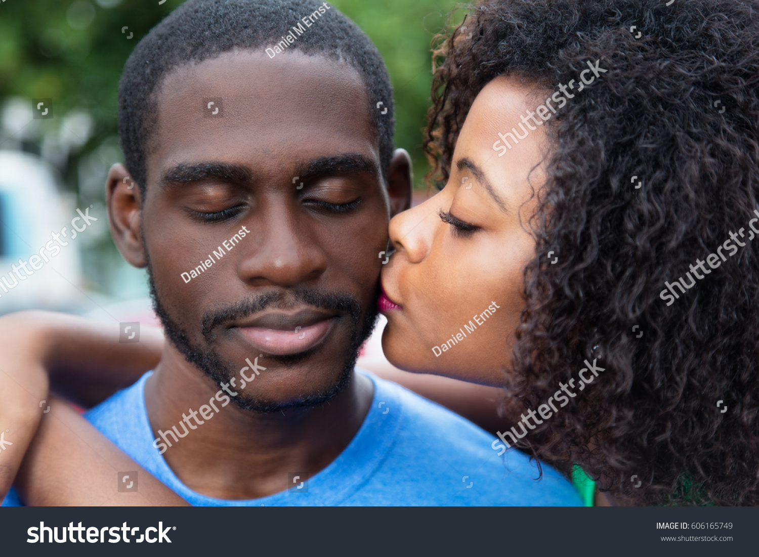 African American Woman Kissing Boyfriend Foto Stok Shutterstock