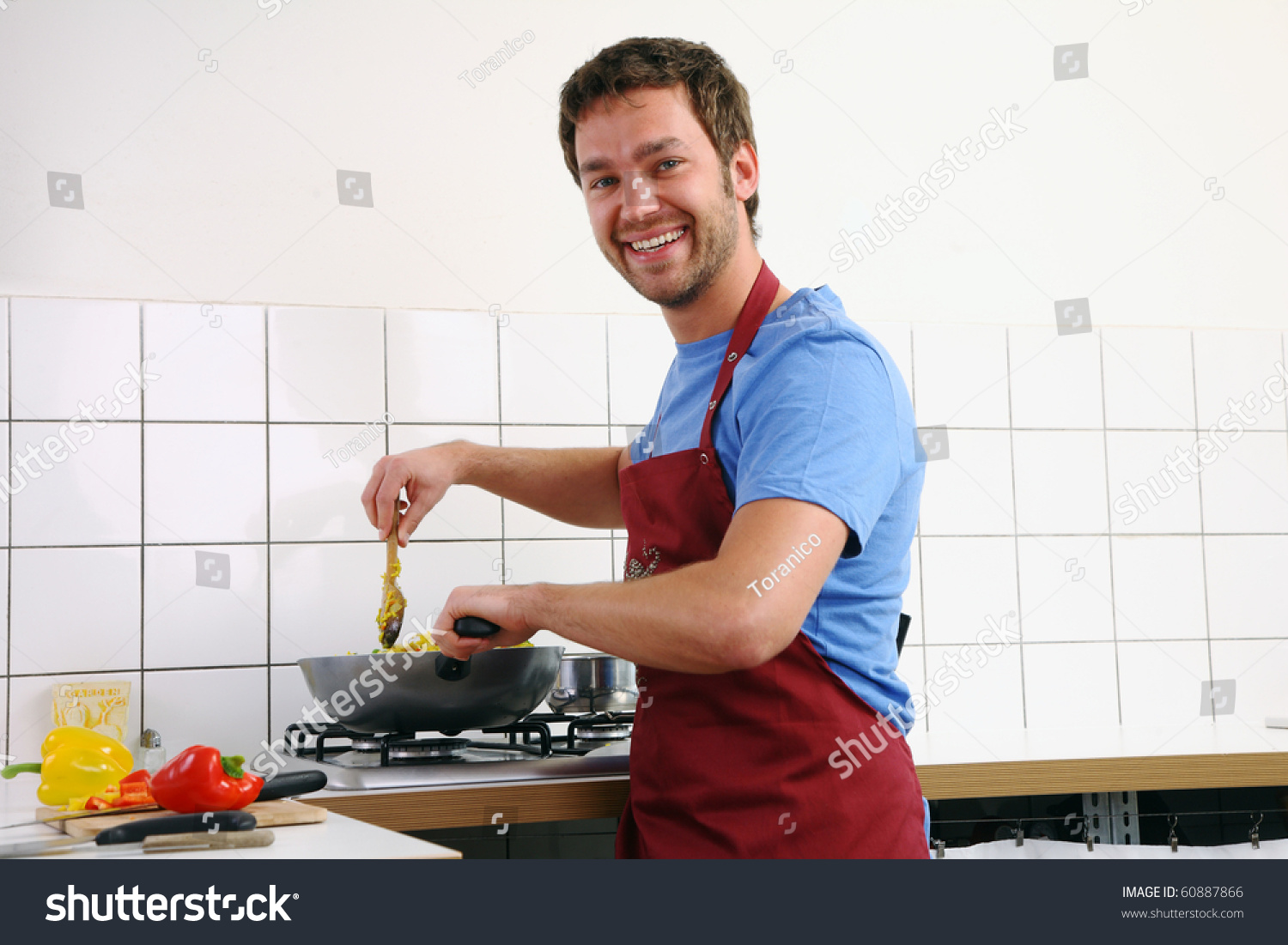 Муж хорошо готовил. Мужчина на кухне. Парень домохозяйка. Парень на кухне. Мужчина домохозяин.
