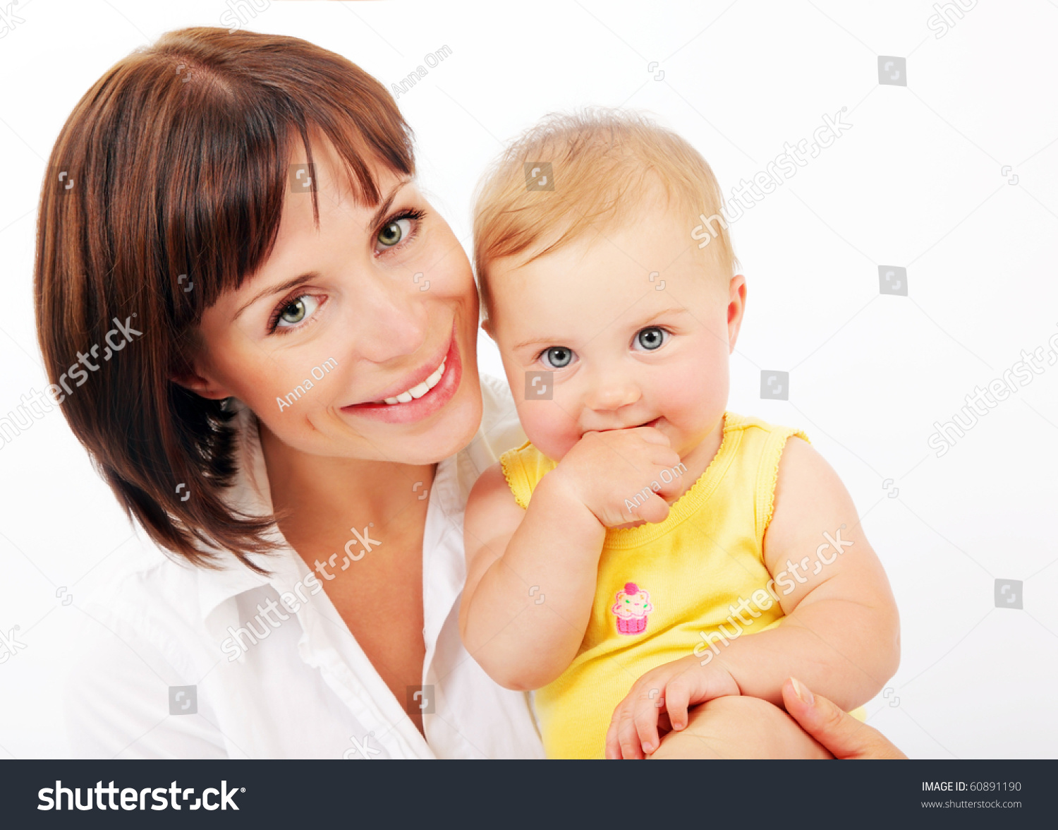 определите кто на картинке является мамой ребенка