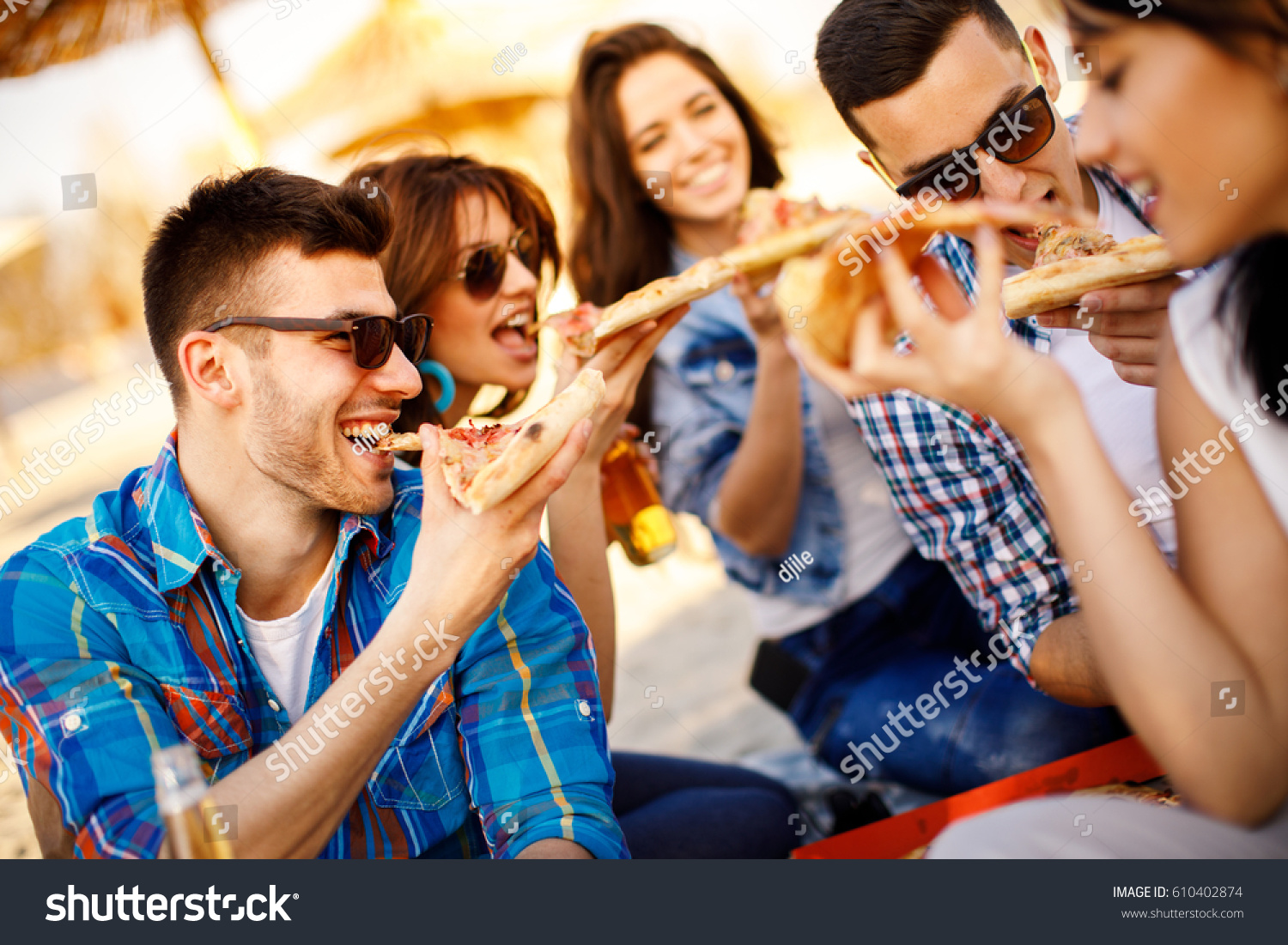 Пицца в компании друзей