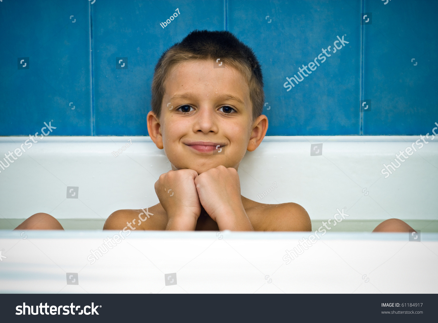 Писюня девочки. Мальчик в ванне. Мальчишки в душе. Мальчик 7 лет в ванной.