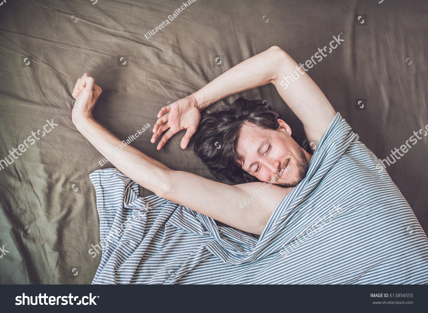Спящий человек довольный