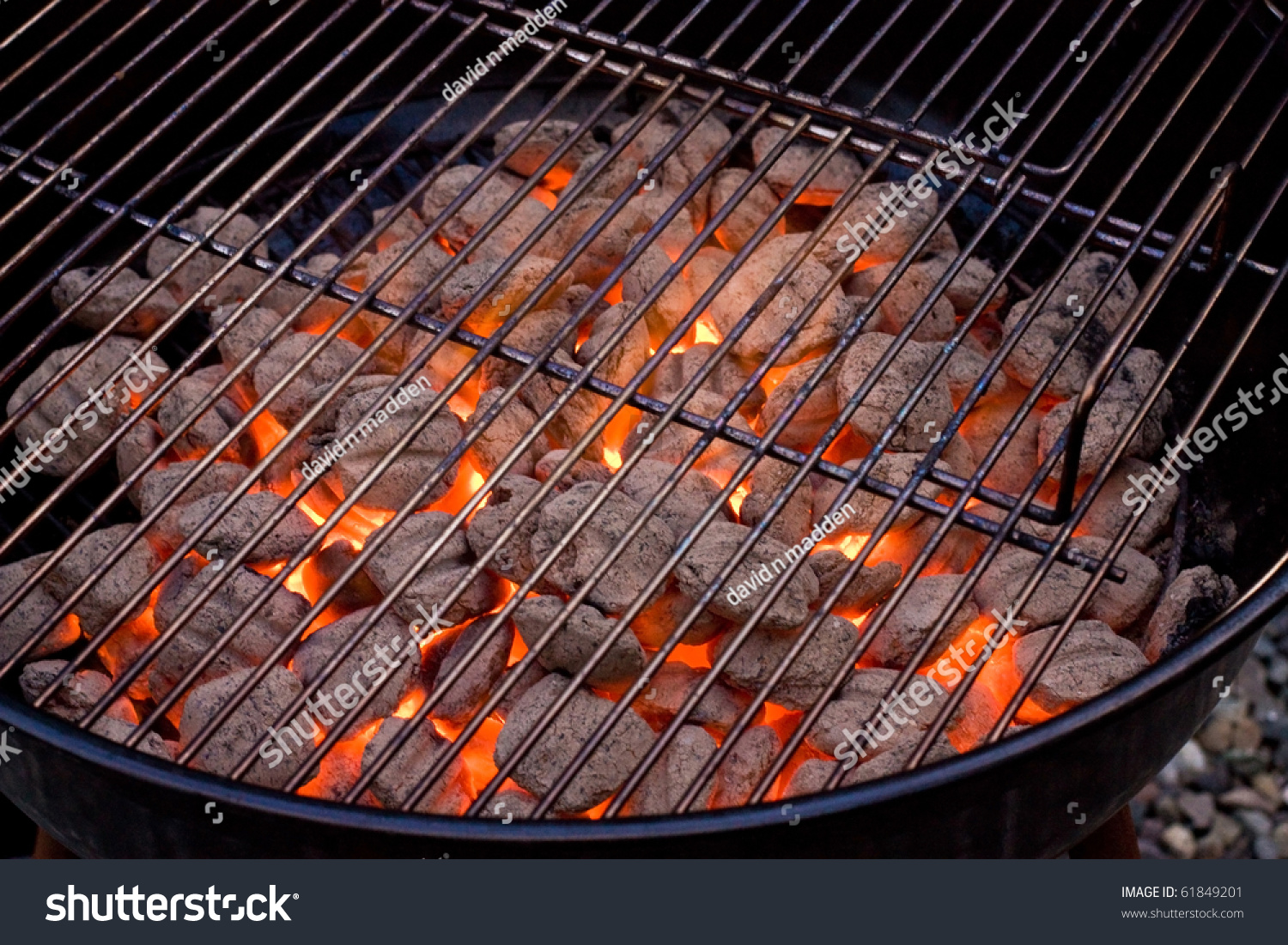 Жарко ли в черном. Блюда на открытом огне. Барбекю мясо. Мясо на углях. Блюда на углях.