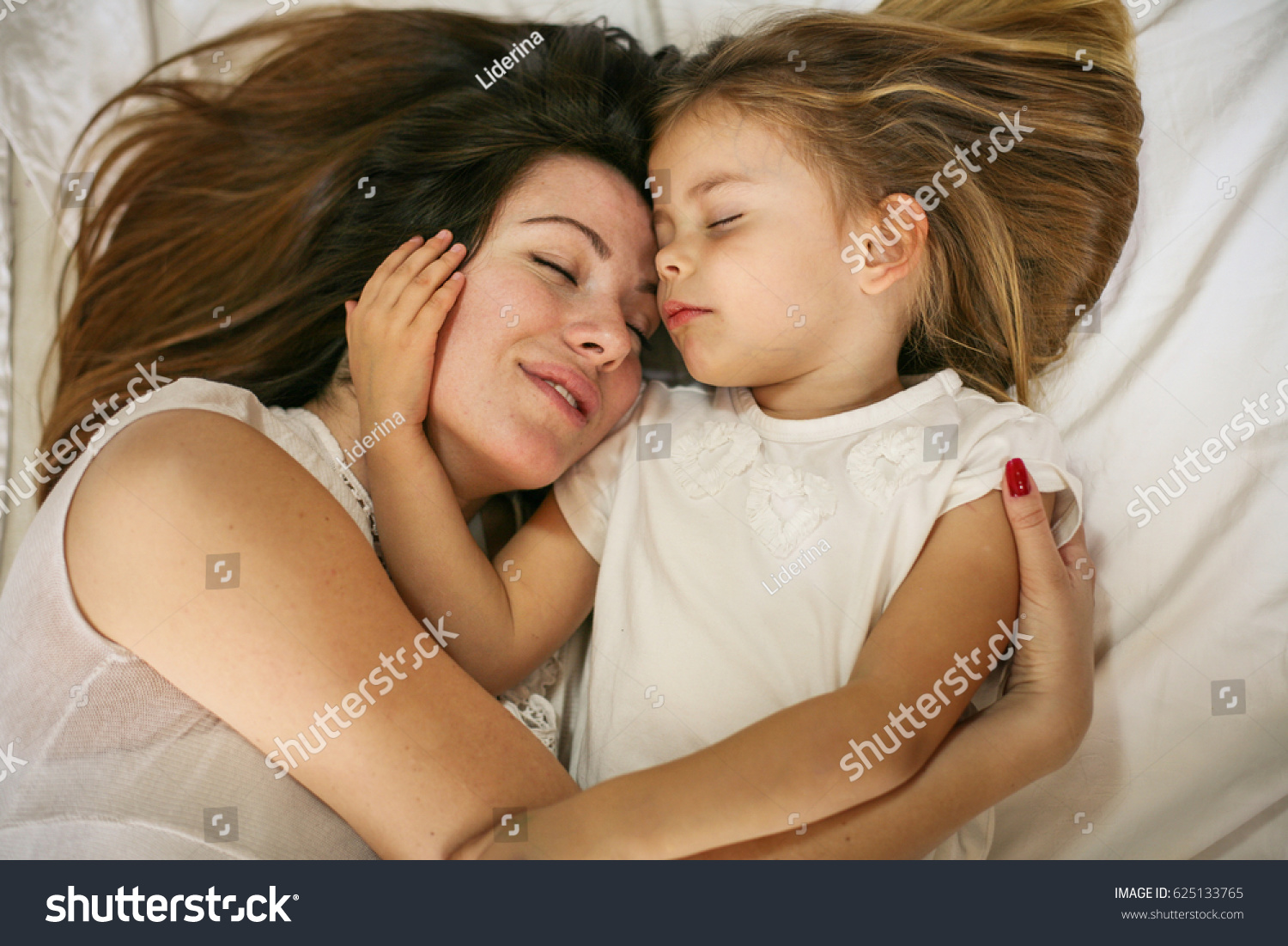 Девочка в постели с отцом