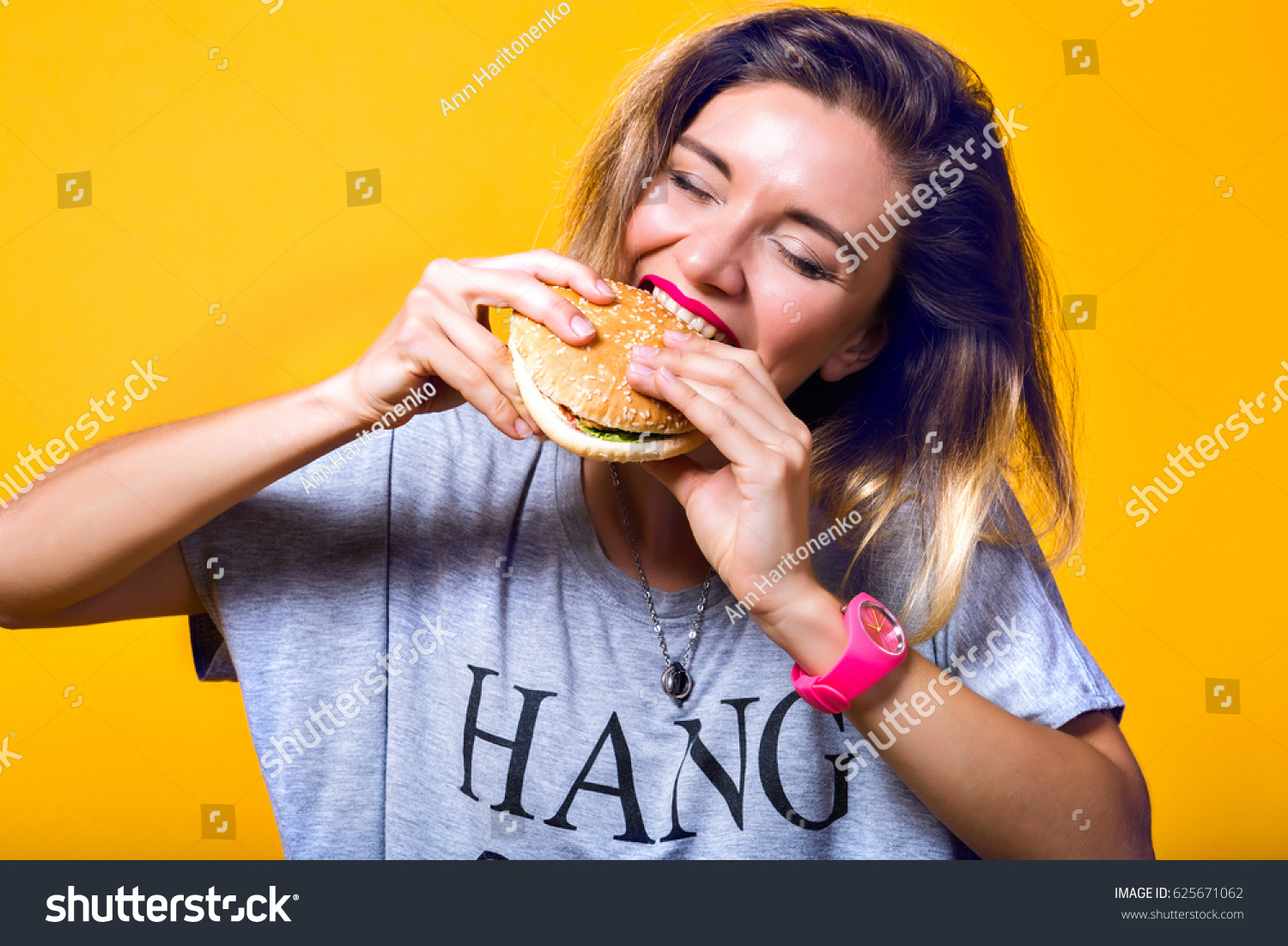 Девушка кушает гамбургер