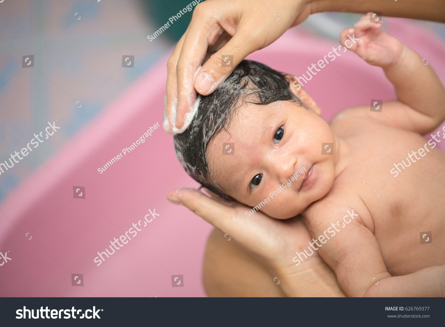 Плачет при купании. Купание младенца. Младенец в ванной. Младенец плачет в ванной. Младенец купается.