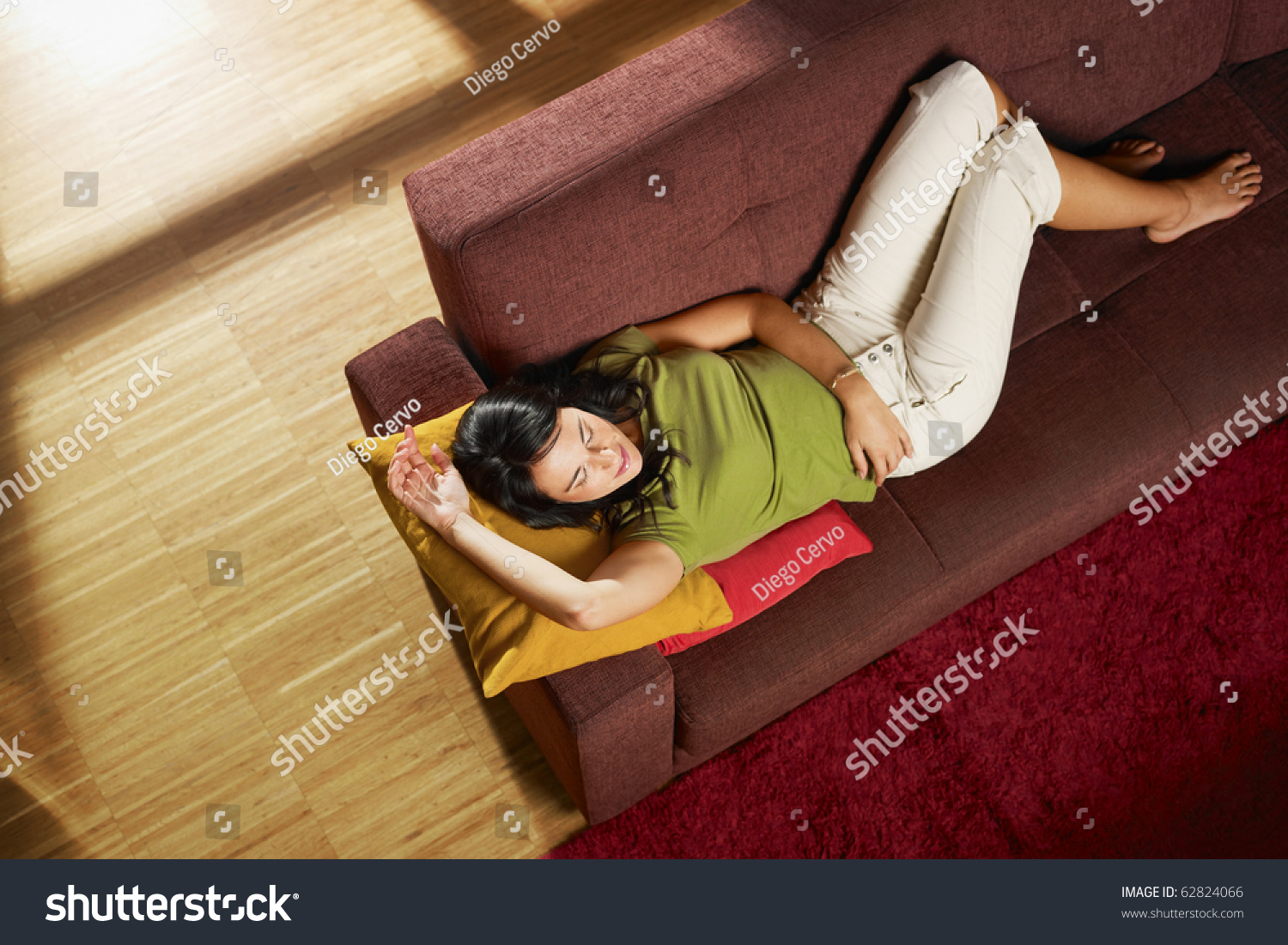Спящая женщина на диване в домашних условиях