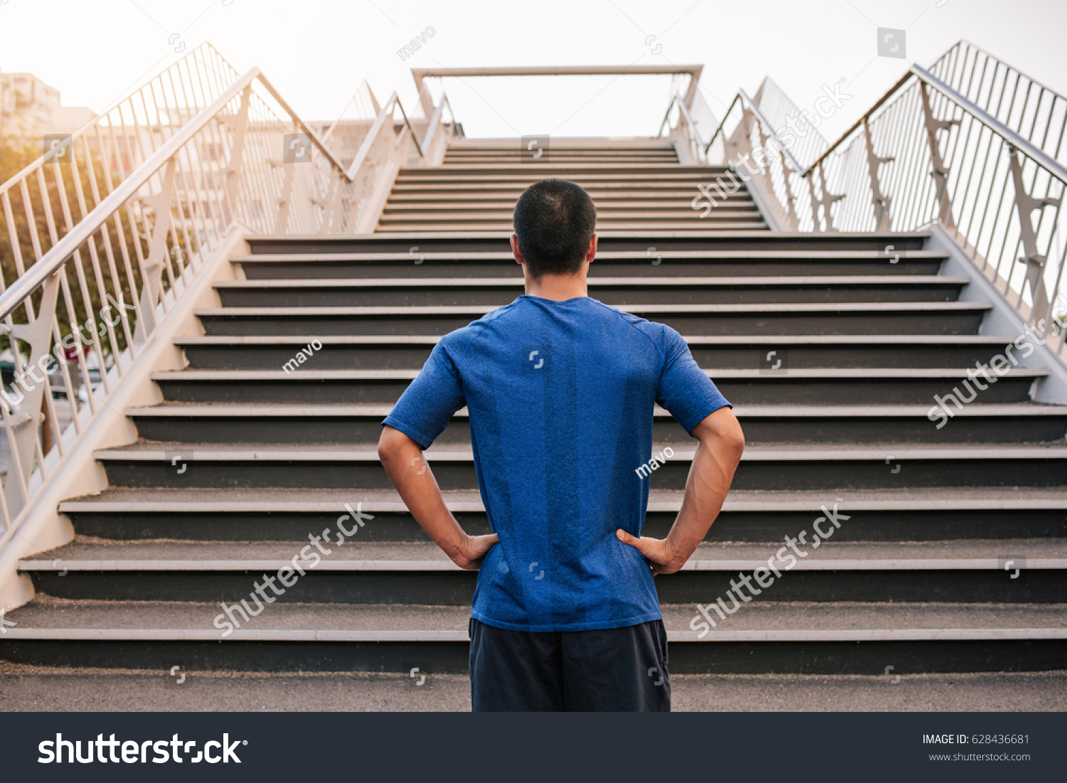 Задний обзор. Bottom у человека. Man with Stairs hands. Bottom of the Stairs. At the bottom of the Stairs.