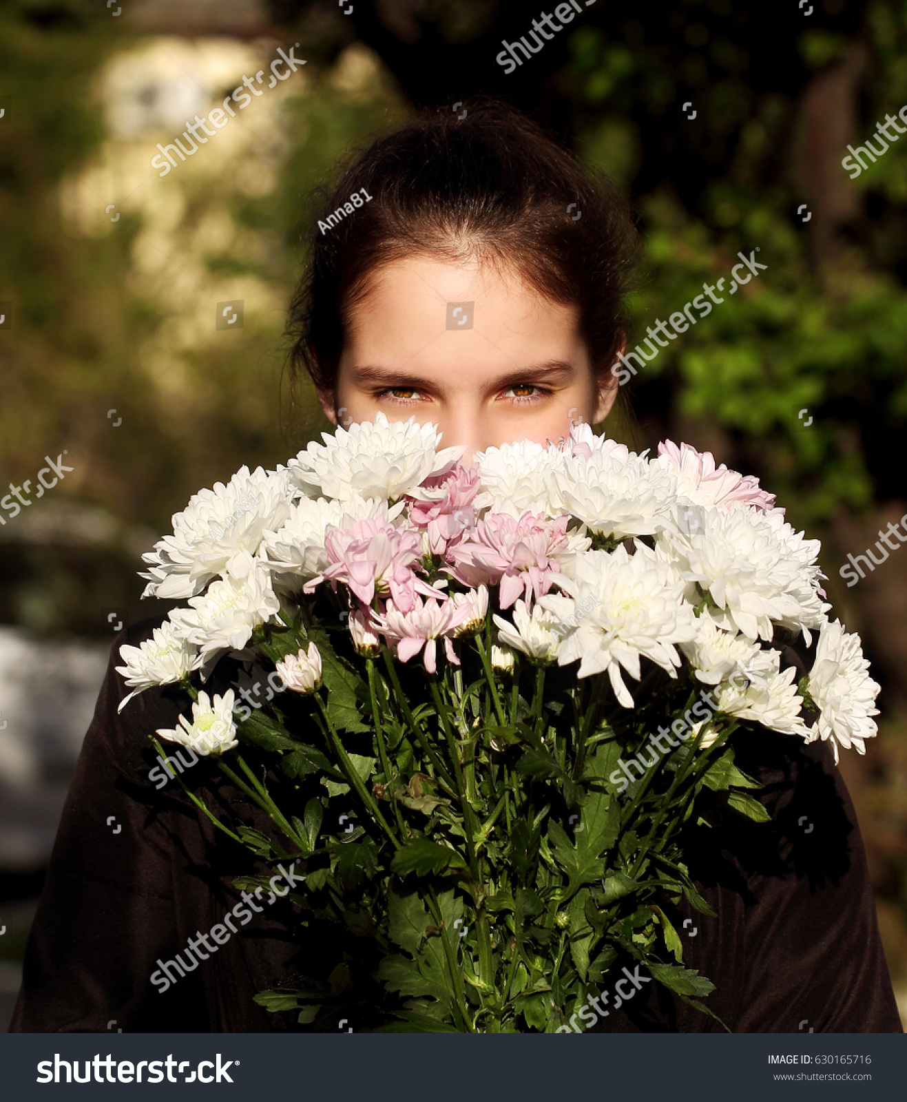 Девушка с хризантемами