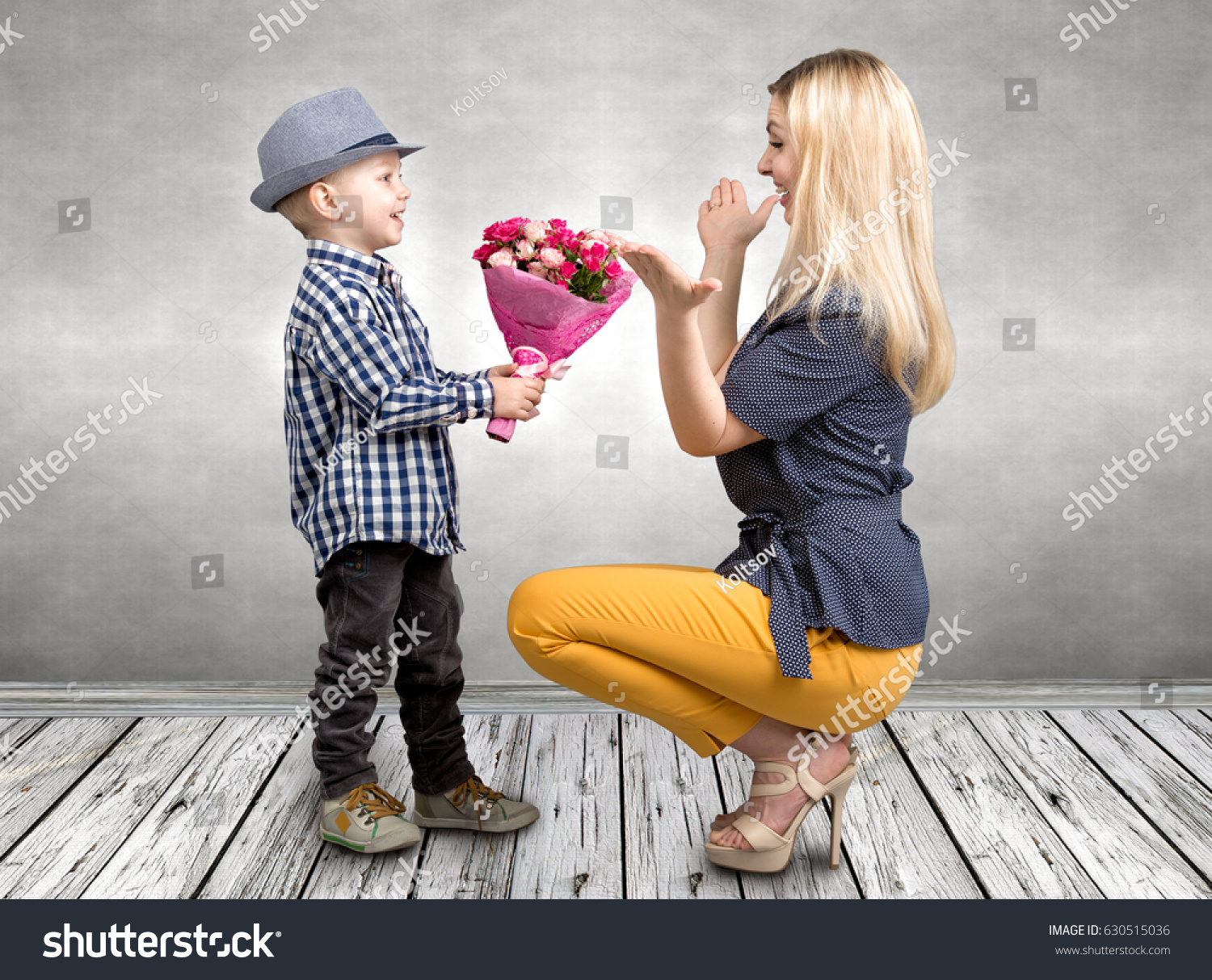 Мальчик дарит цветы маме