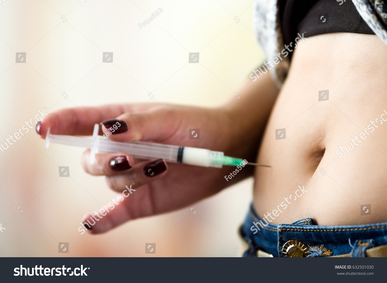 Woman Syringe Make Subcutaneous Abdomen Injection Foto De Stock   Stock Photo Woman With Syringe Make A Subcutaneous Abdomen Injection Of Insulin To Her Belly Diabetes Concept 632501030 