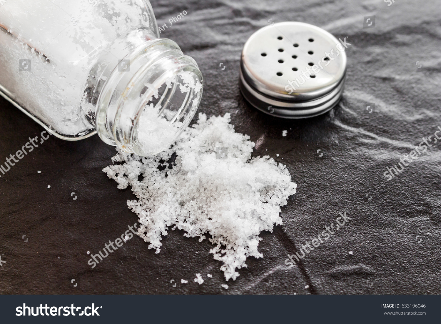 Посыпает солью