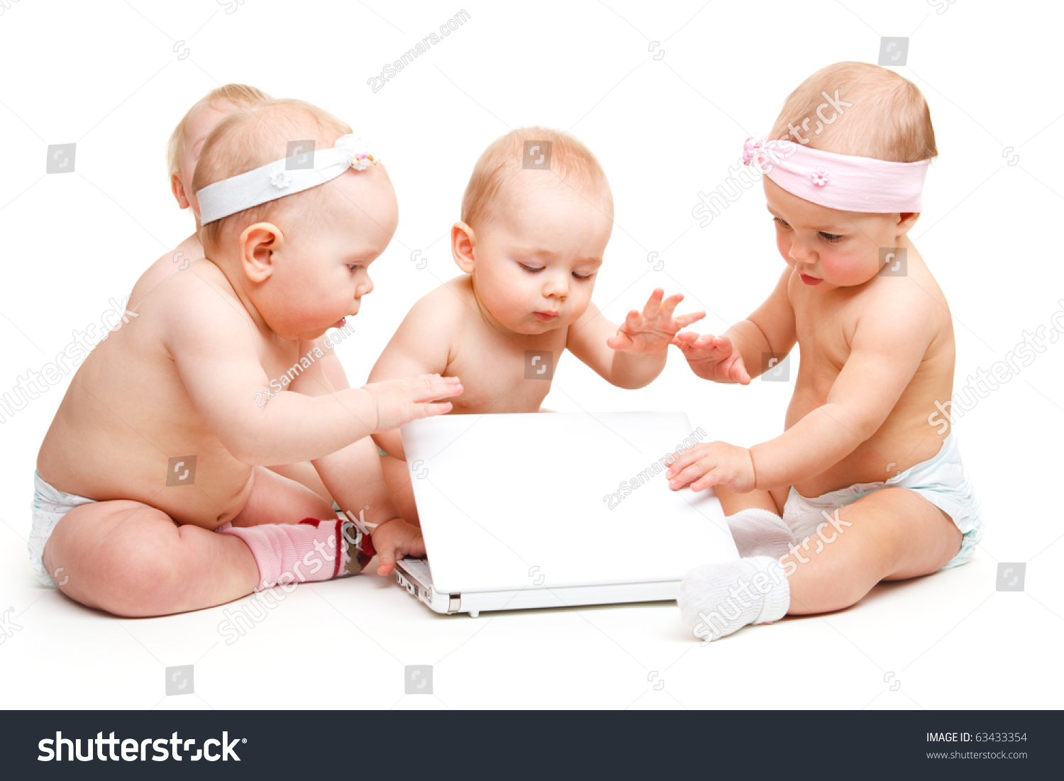 Look the baby work. Ребёнок в вподгузниках сбумагами. Бэби АТ ворк. Ребенок в подгузнике картинка на темном фоне. Новорожденный сидит в подгузнике силуэт.