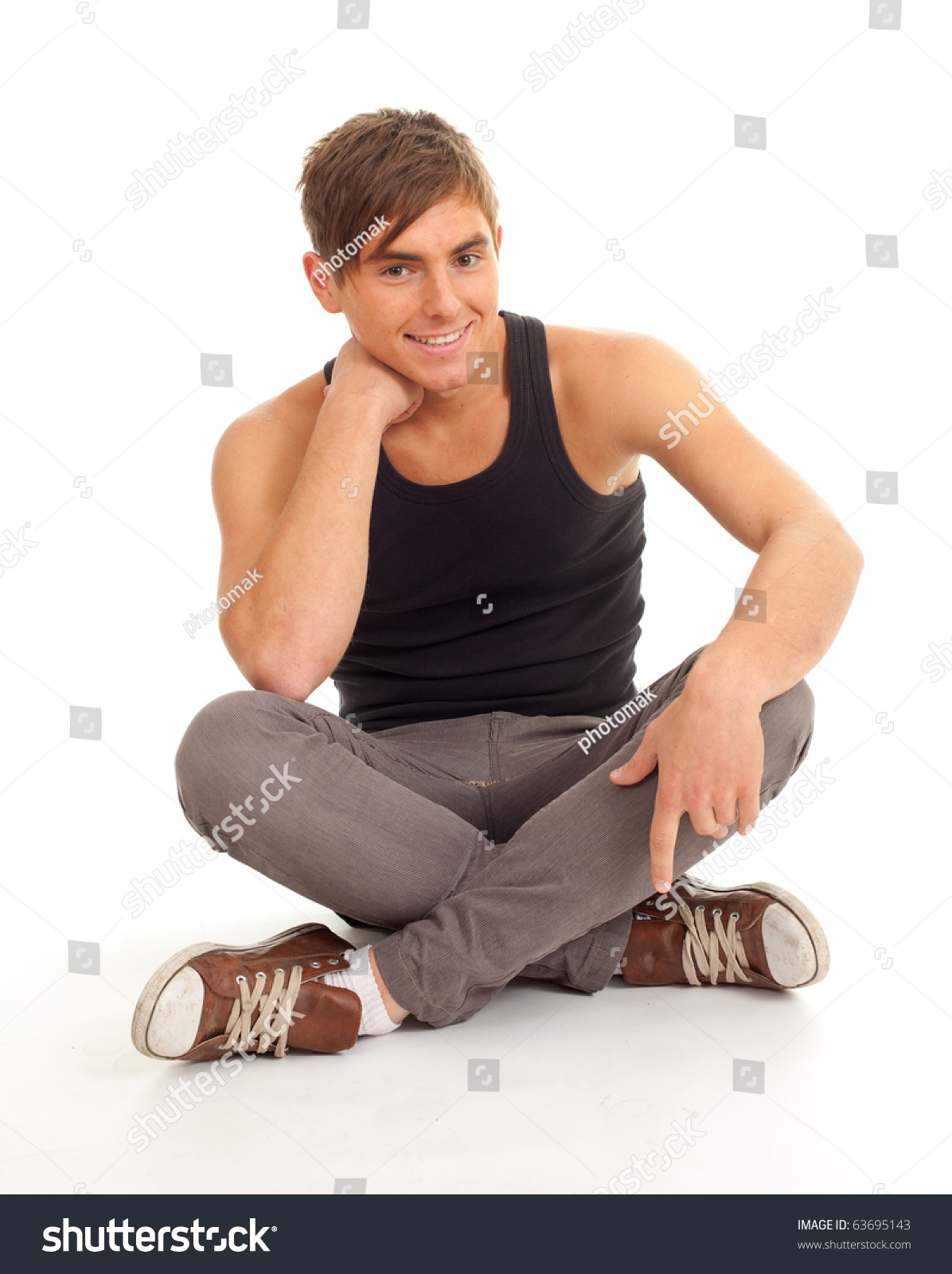Мужчина сидит на полу скрестив ноги
