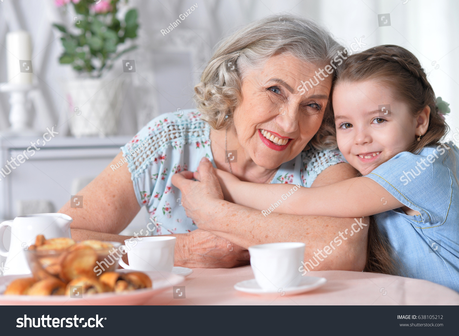Бабушка с внучкой в образе