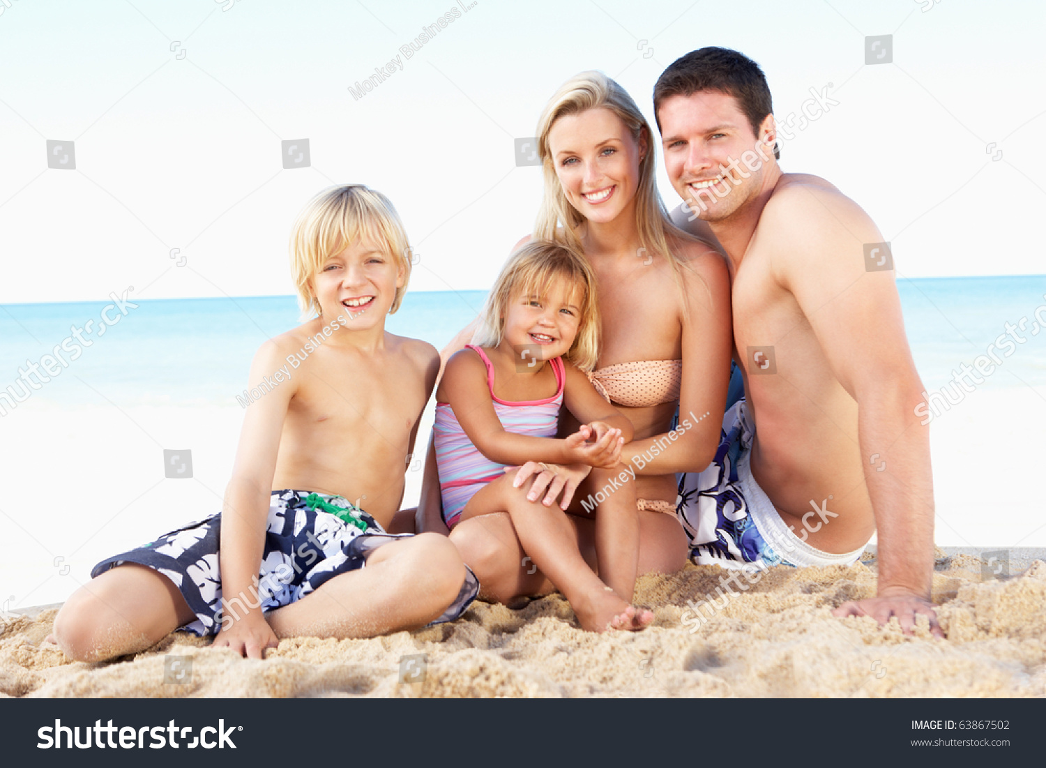 Семейная фотосессия с дочками на пляже