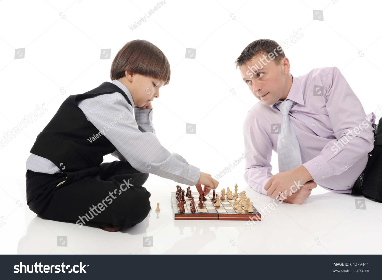 Папа играет в шахматы. Игра в шахматы отец и сын. Папа с сыном играют в шахматы. Папа - шахматист.