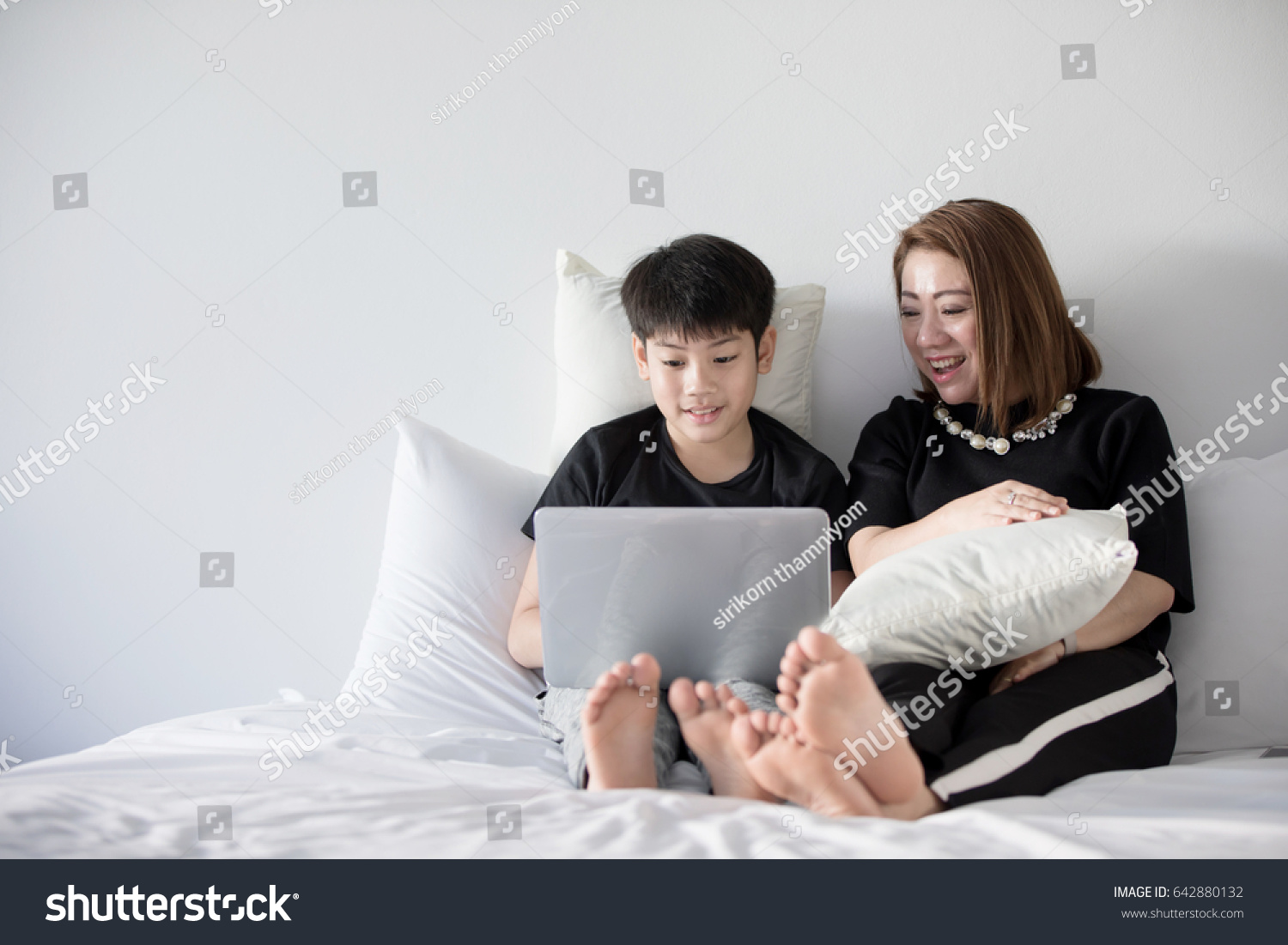 Сын залез в постель. Японская мама в постели. Азиатский сын с мамой в постели. Мама и несовершеннолетний сын в постели.