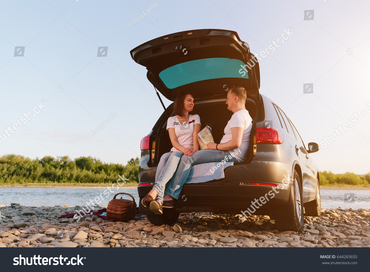 Weekend car. Пикник в багажнике. Пикник в багажнике машины. Свидание в багажнике машины. Фотосессия в багажнике машины летом.